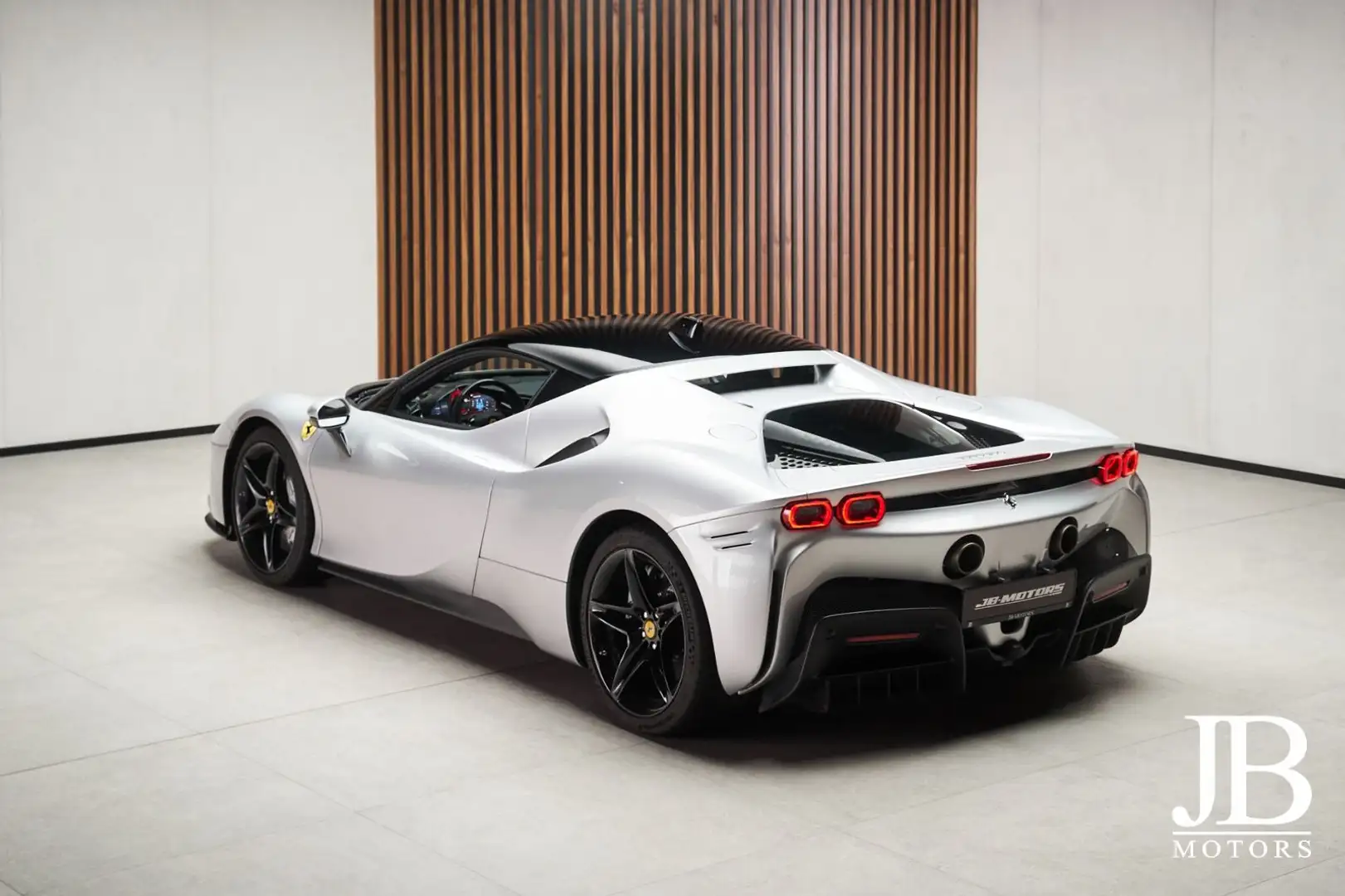 Ferrari SF90 Garantie Lift Daytona LED CarPlay Titan AFS Silber - 2