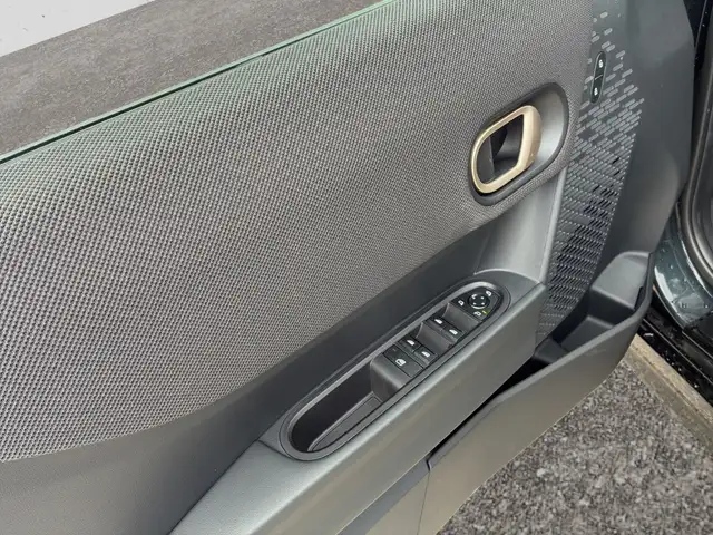 Mini Hatch view 9
