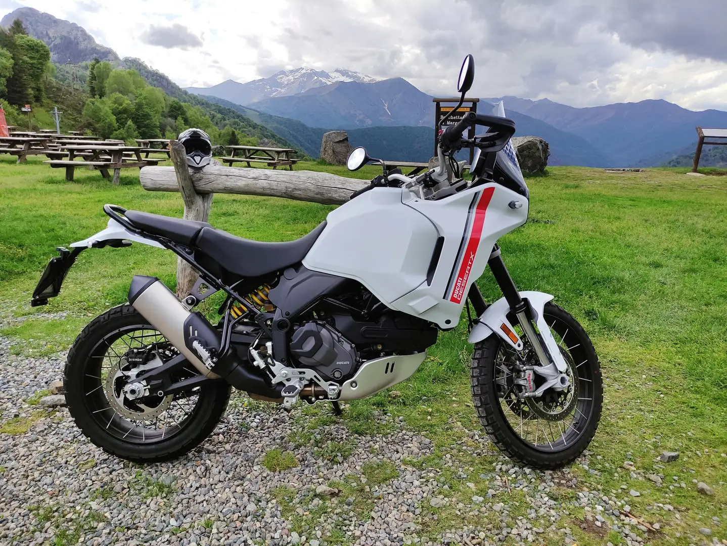 Ducati DesertX Weiß - 1