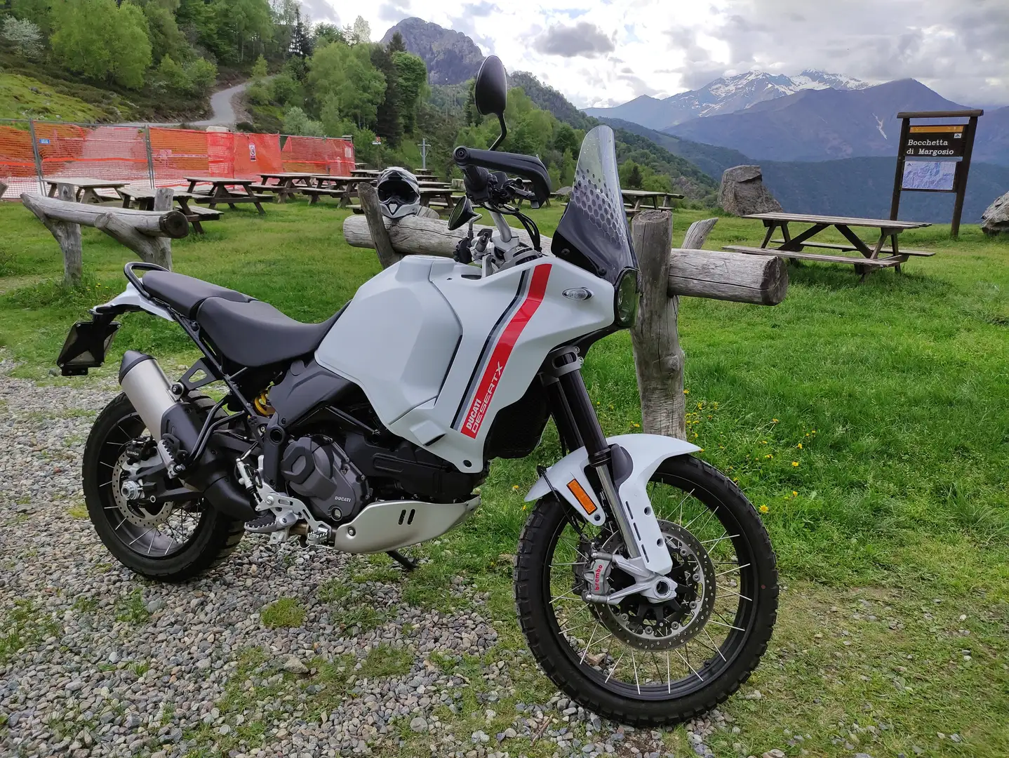 Ducati DesertX Weiß - 2