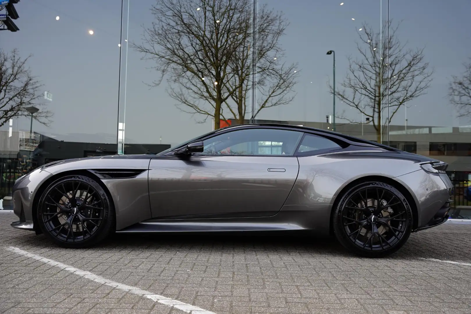 Aston Martin DB12 4.0 V8 / NL-Auto / B&W / Carbon Gris - 2