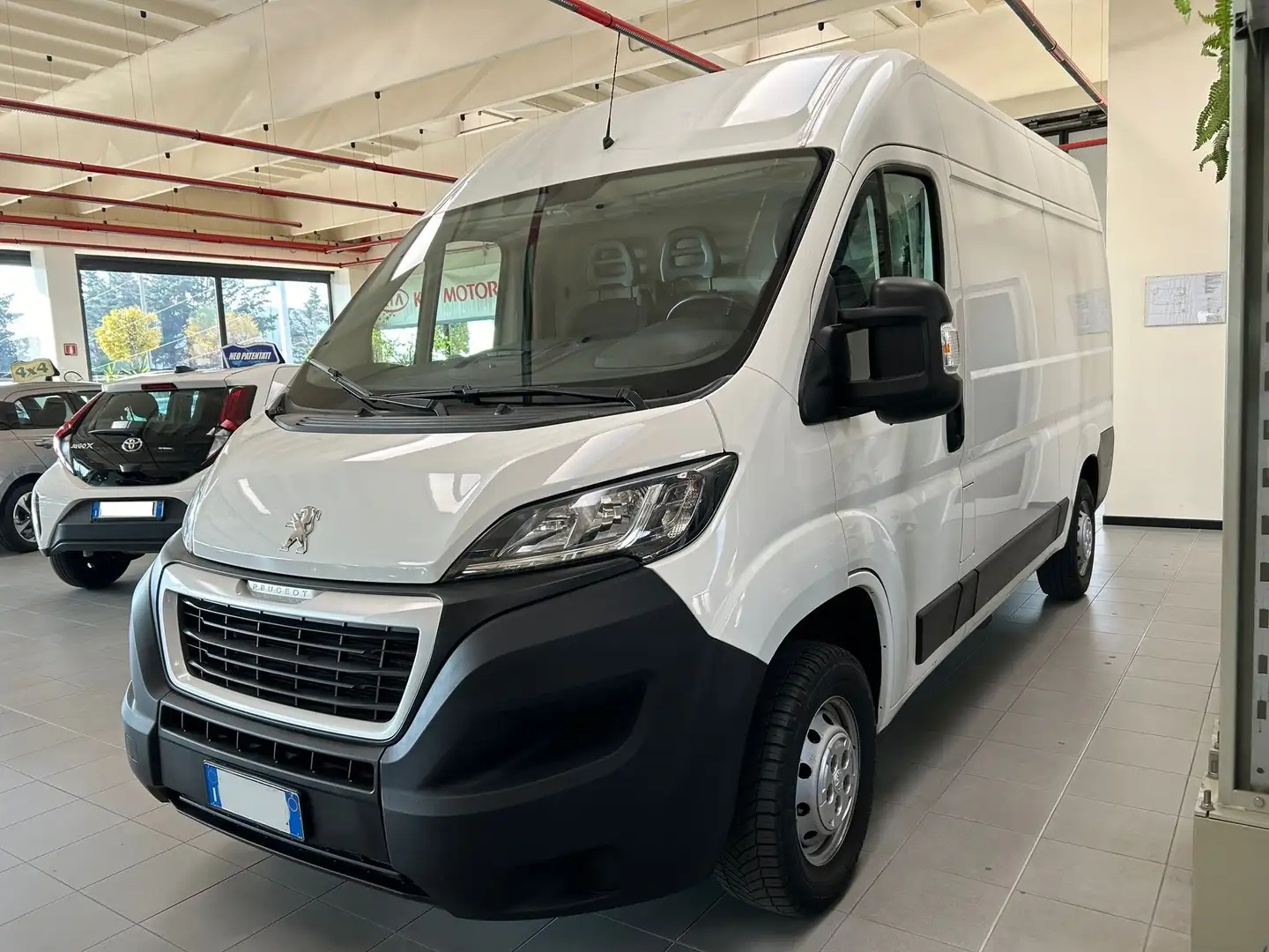Peugeot Boxer 2.0 D L2H2 3 POSTI 130CV Weiß - 2