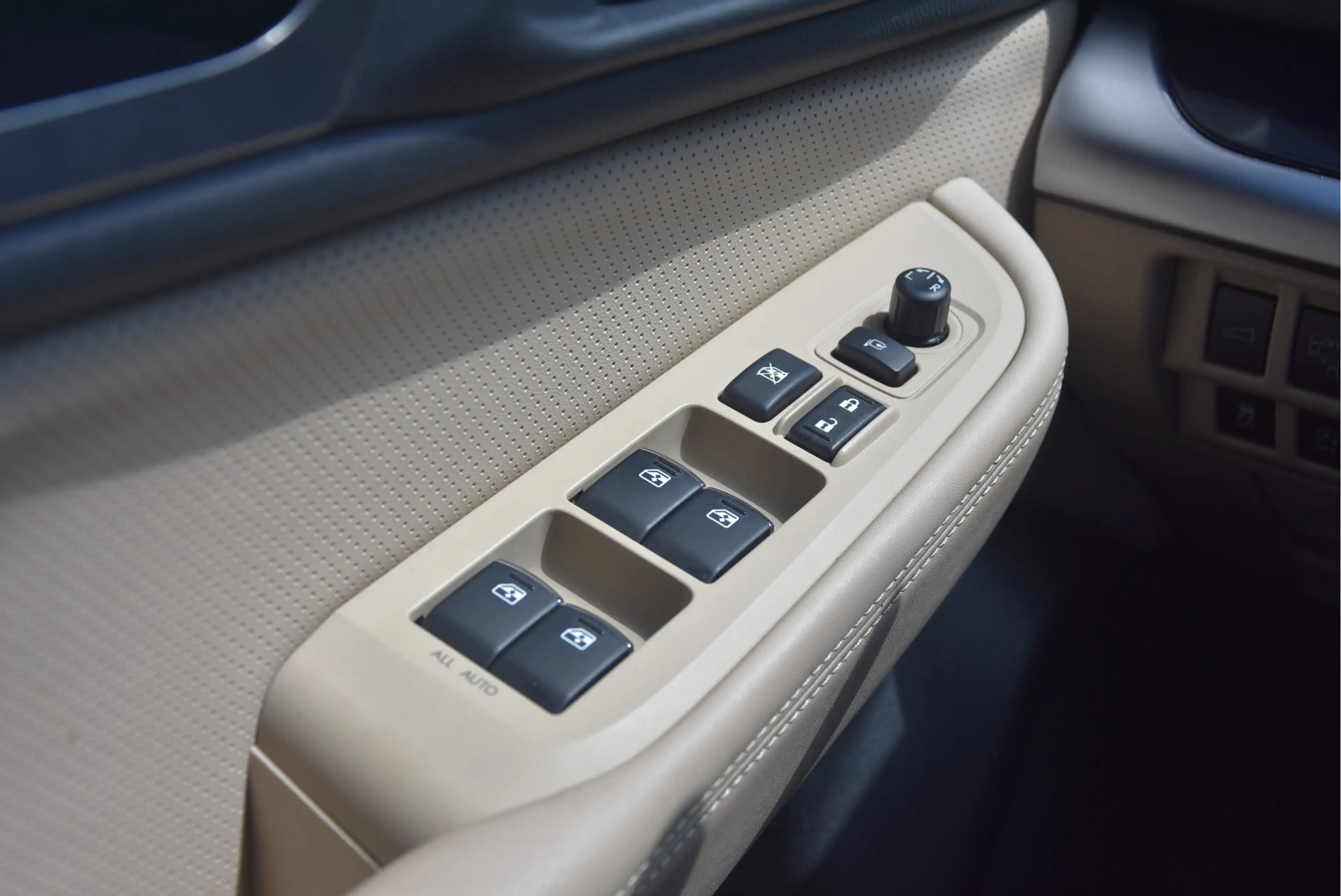 Subaru OUTBACK 2.5i Premium — photo 7