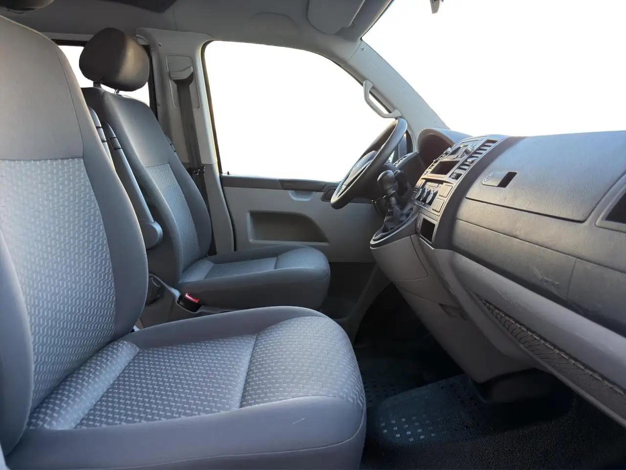 VOLKSWAGEN T5 CALIFORNIA 2.0 TDI 140CH - BVM - 1ERE MAIN - CLIMATISATION - ATTELAGE FIXE - 120.878 KMS