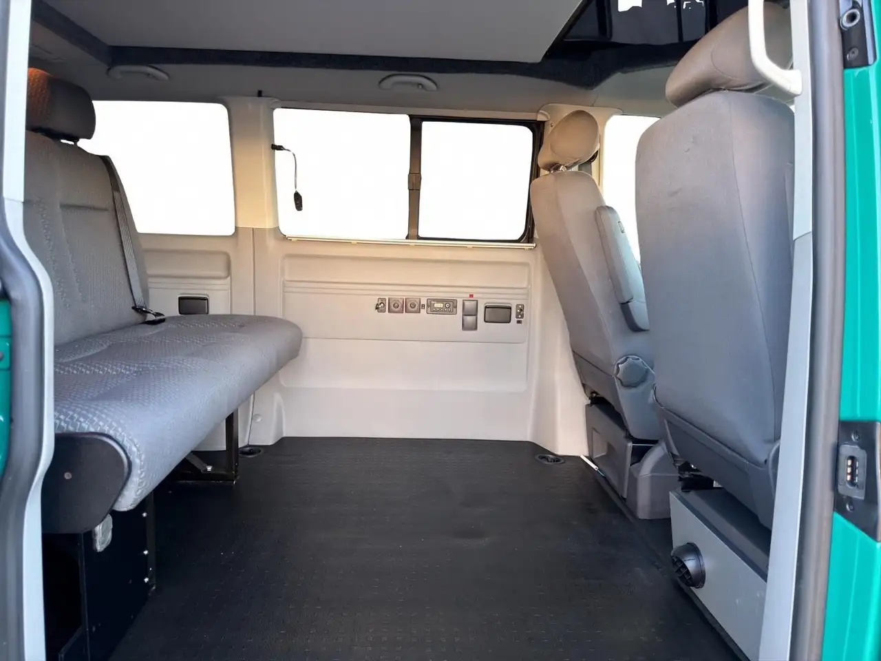 VOLKSWAGEN T5 CALIFORNIA 2.0 TDI 140CH - BVM - 1ERE MAIN - CLIMATISATION - ATTELAGE FIXE - 120.878 KMS