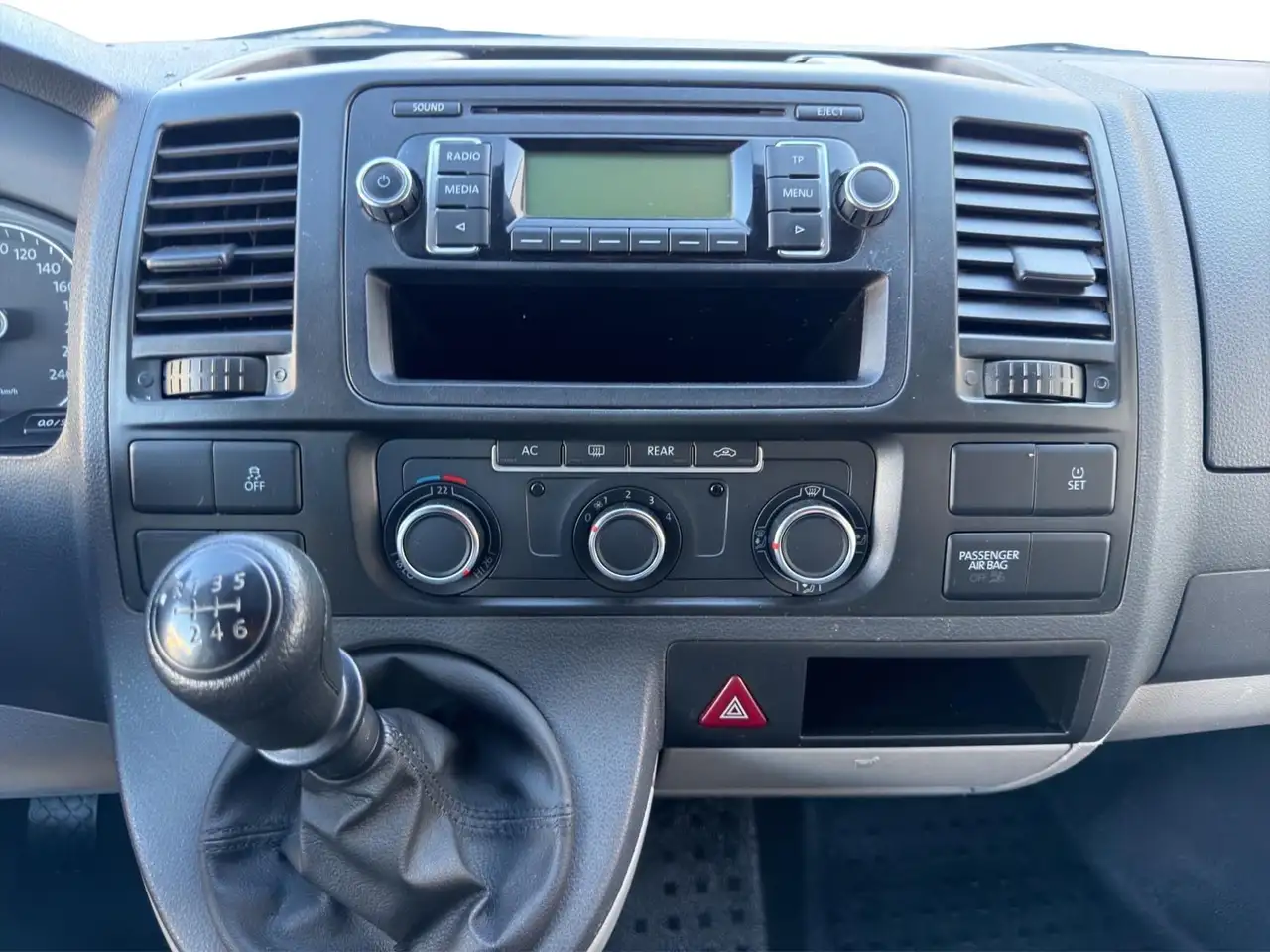 VOLKSWAGEN T5 CALIFORNIA 2.0 TDI 140CH - BVM - 1ERE MAIN - CLIMATISATION - ATTELAGE FIXE - 120.878 KMS