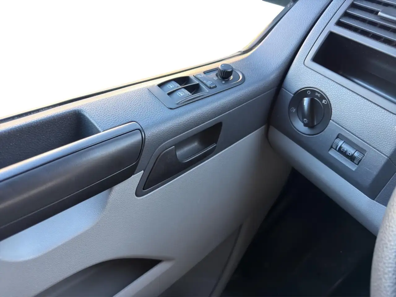 VOLKSWAGEN T5 CALIFORNIA 2.0 TDI 140CH - BVM - 1ERE MAIN - CLIMATISATION - ATTELAGE FIXE - 120.878 KMS