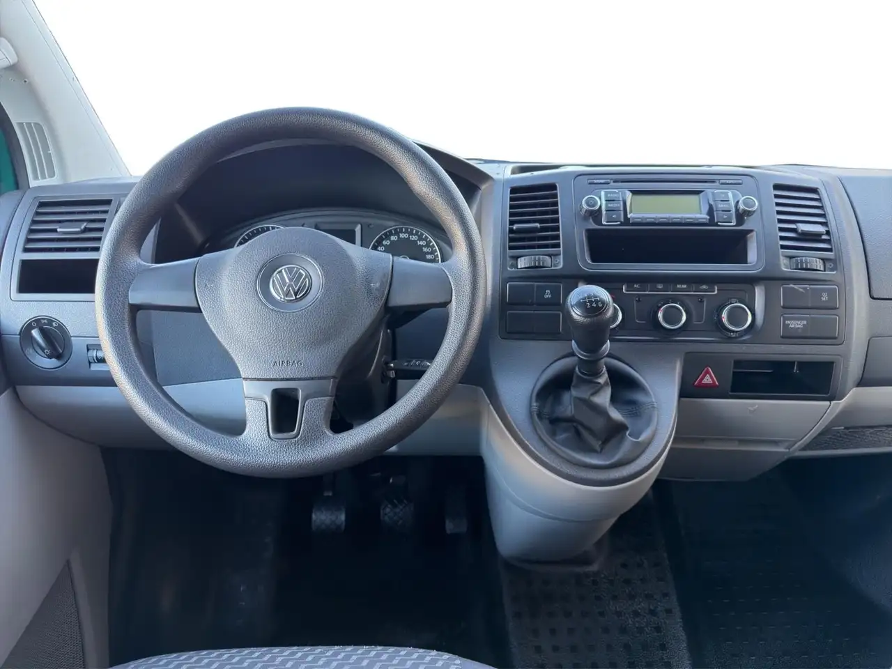 VOLKSWAGEN T5 CALIFORNIA 2.0 TDI 140CH - BVM - 1ERE MAIN - CLIMATISATION - ATTELAGE FIXE - 120.878 KMS