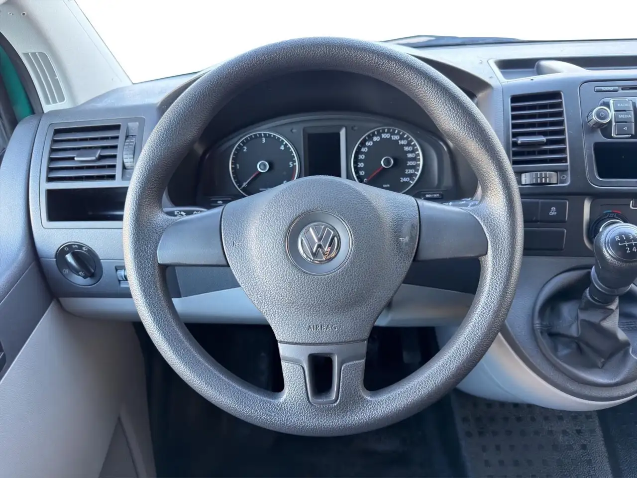 VOLKSWAGEN T5 CALIFORNIA 2.0 TDI 140CH - BVM - 1ERE MAIN - CLIMATISATION - ATTELAGE FIXE - 120.878 KMS