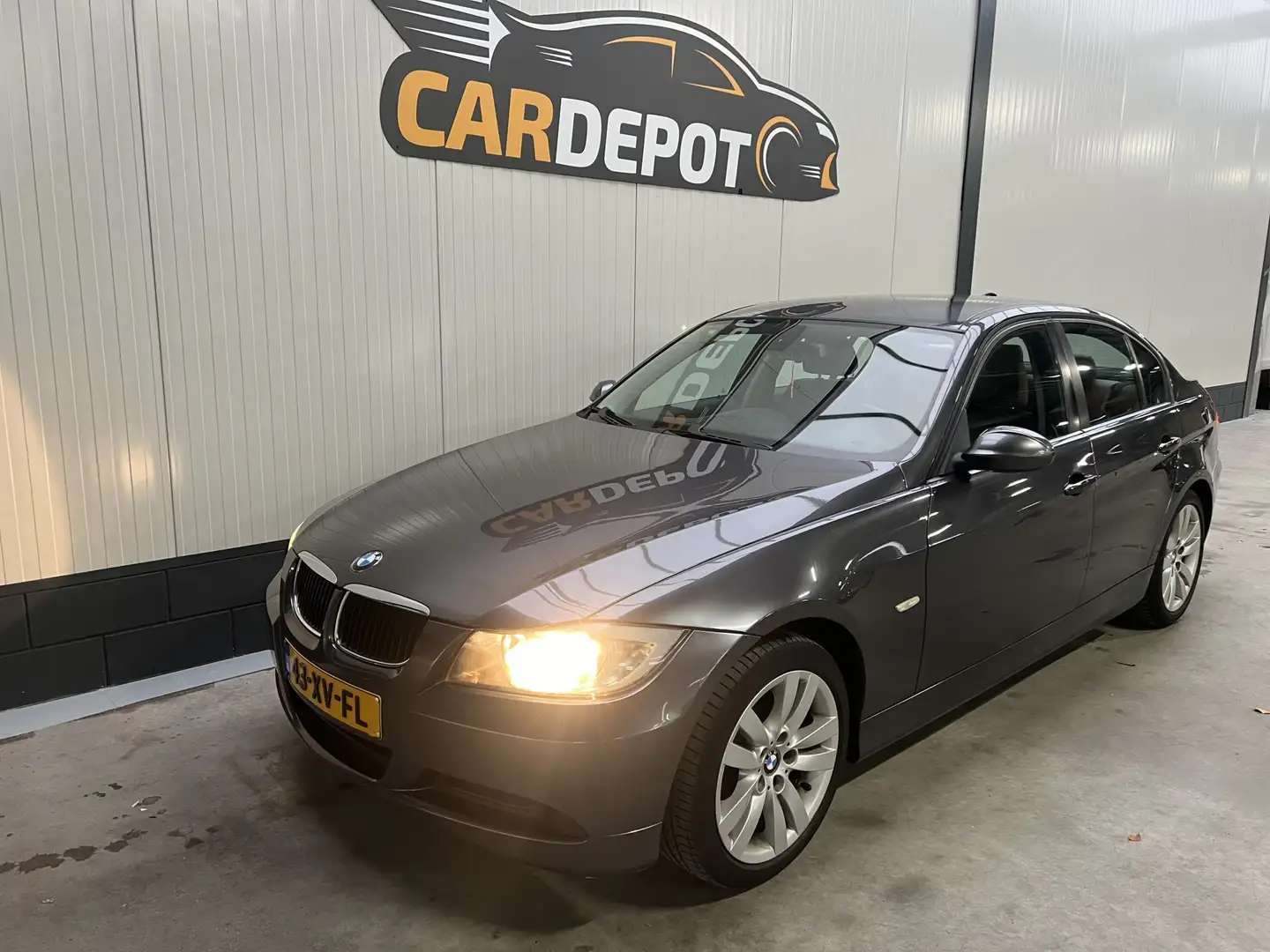 BMW 318 3-serie 318i High Executive Zeer netjes. Grijs - 1