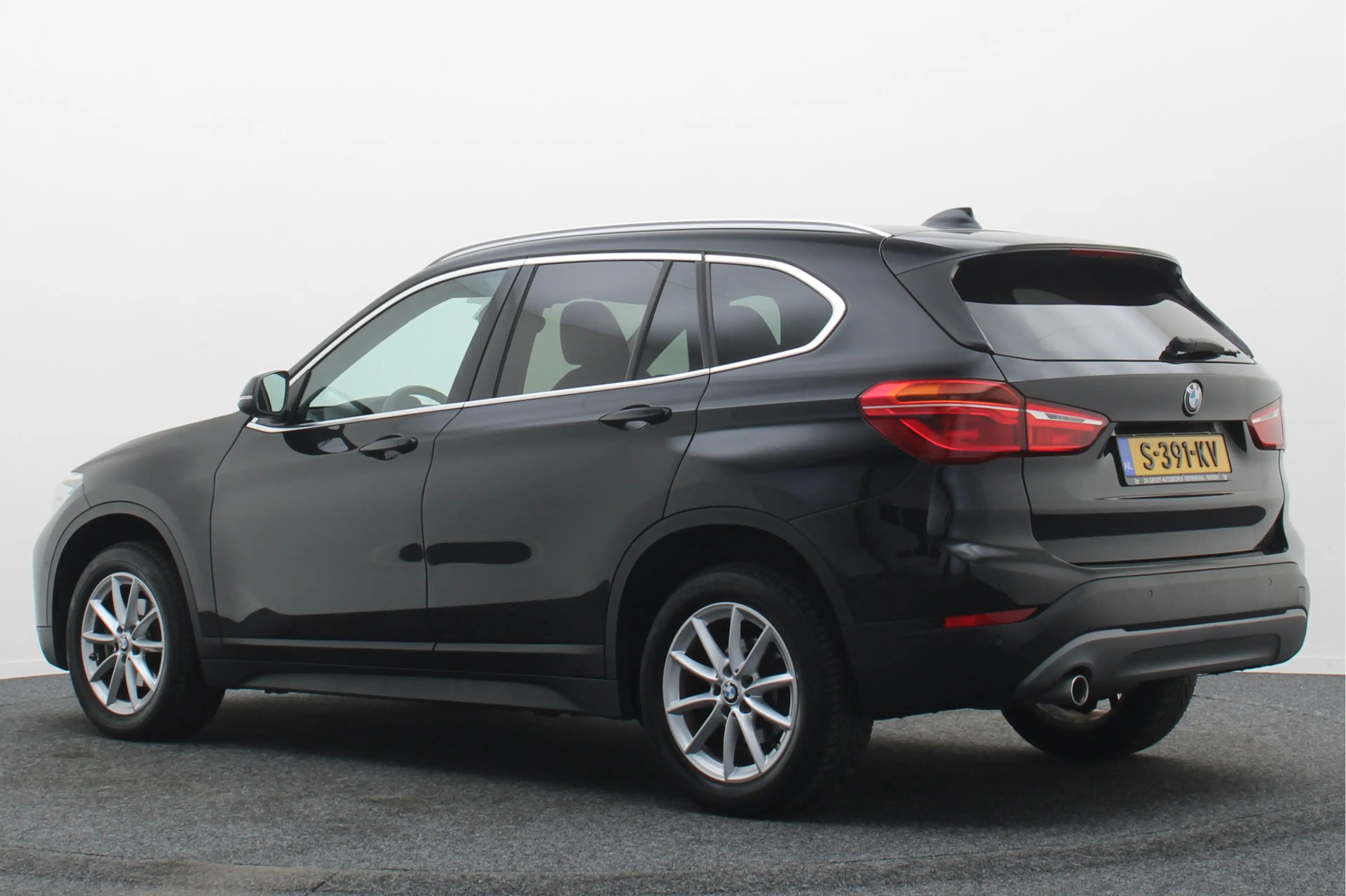 BMW X1 sDrive16d High Executive — photo 3