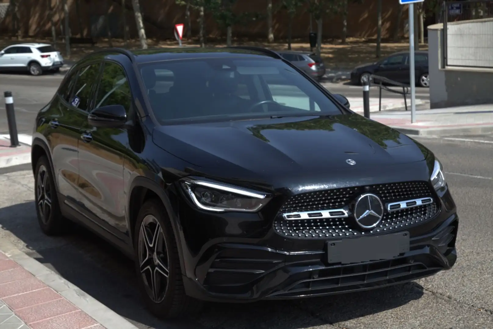 Mercedes-Benz GLA 220 220d 4Matic 8G-DCT Schwarz - 2