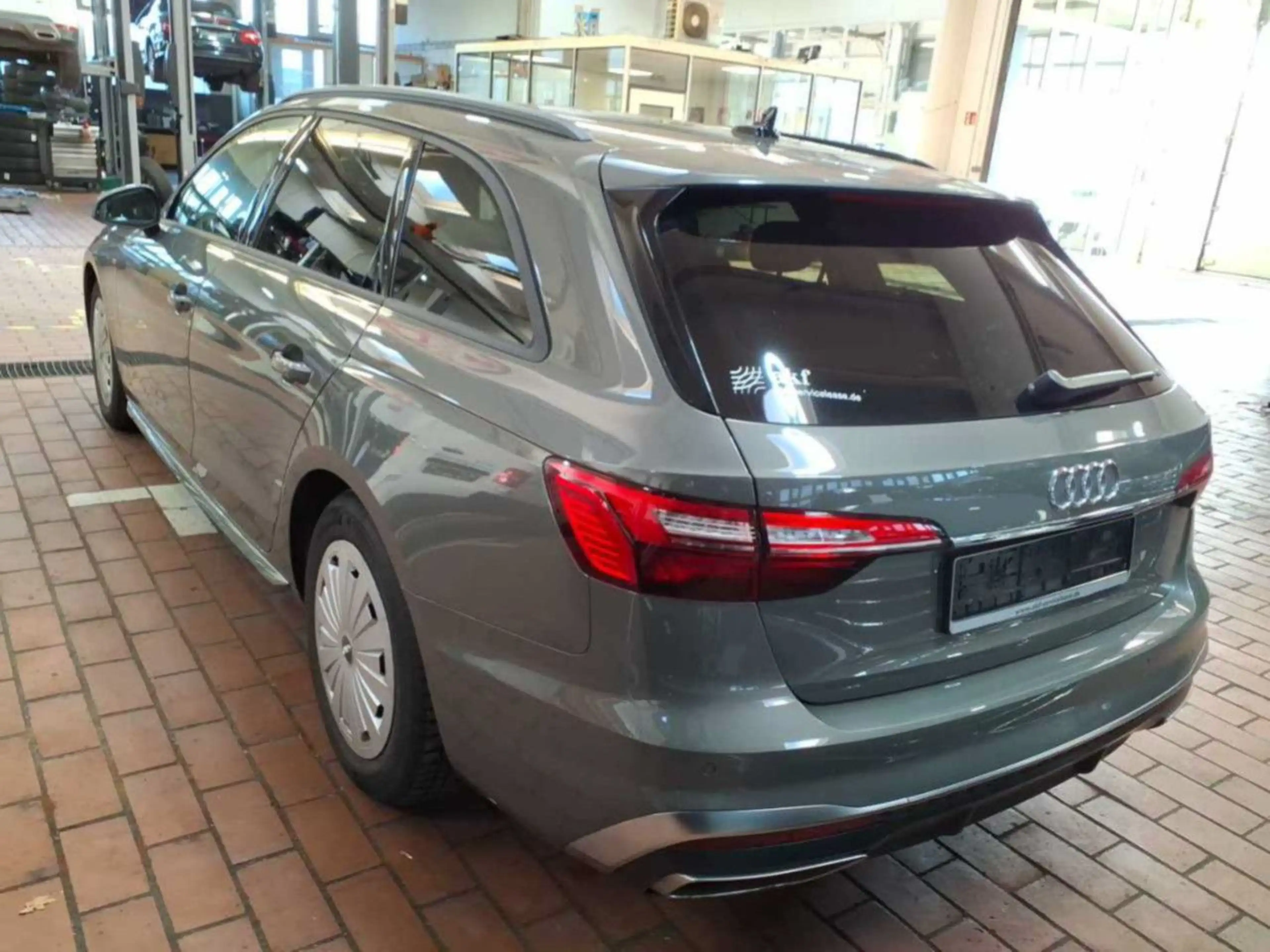 Audi A4 AVANT 35 TDI S line/AHK/ACC/KEYLESS/NAVI/PANO — photo 4