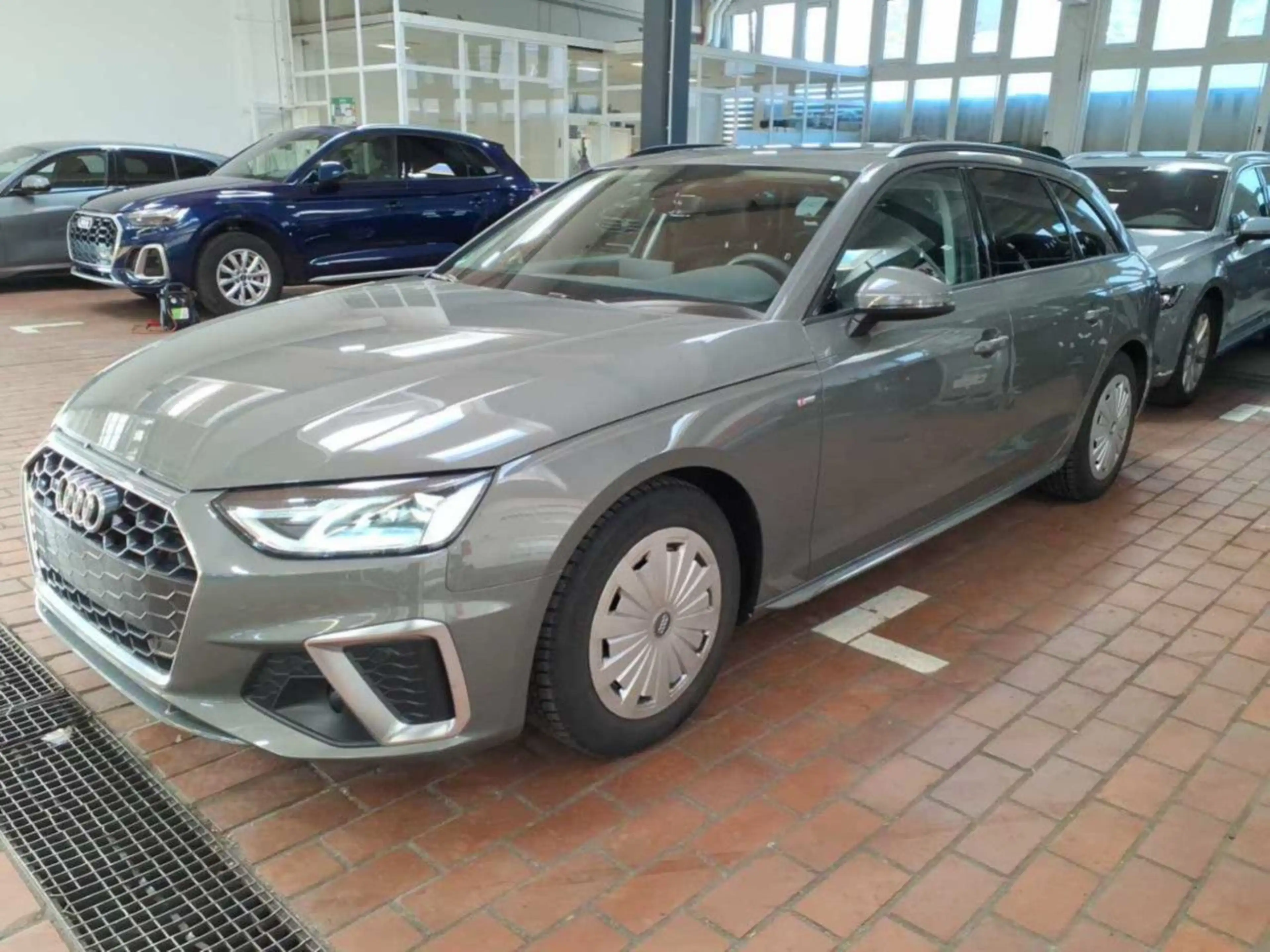 Audi A4 AVANT 35 TDI S line/AHK/ACC/KEYLESS/NAVI/PANO