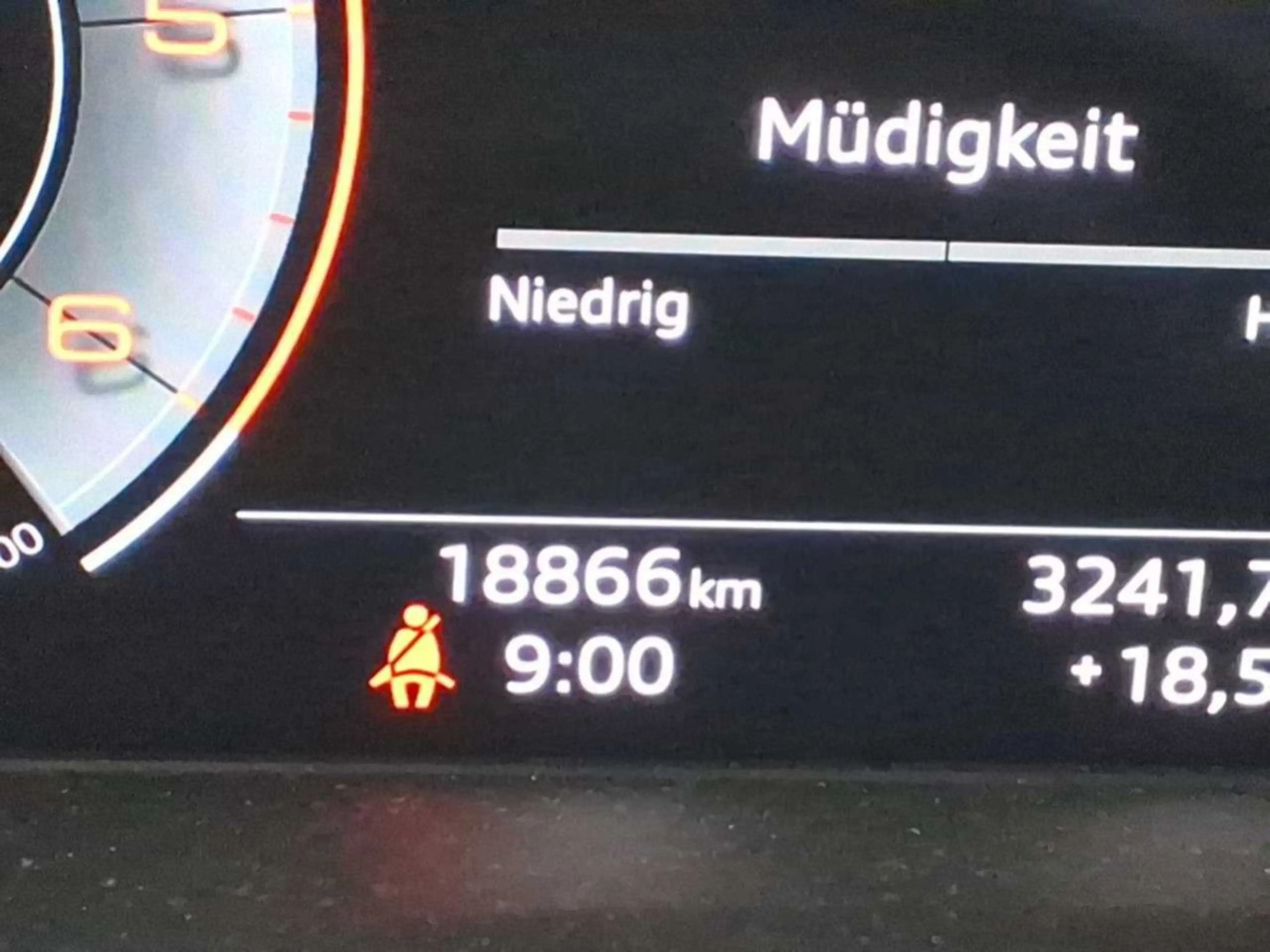 Audi A4 AVANT 35 TDI S line/AHK/ACC/KEYLESS/NAVI/PANO — photo 14