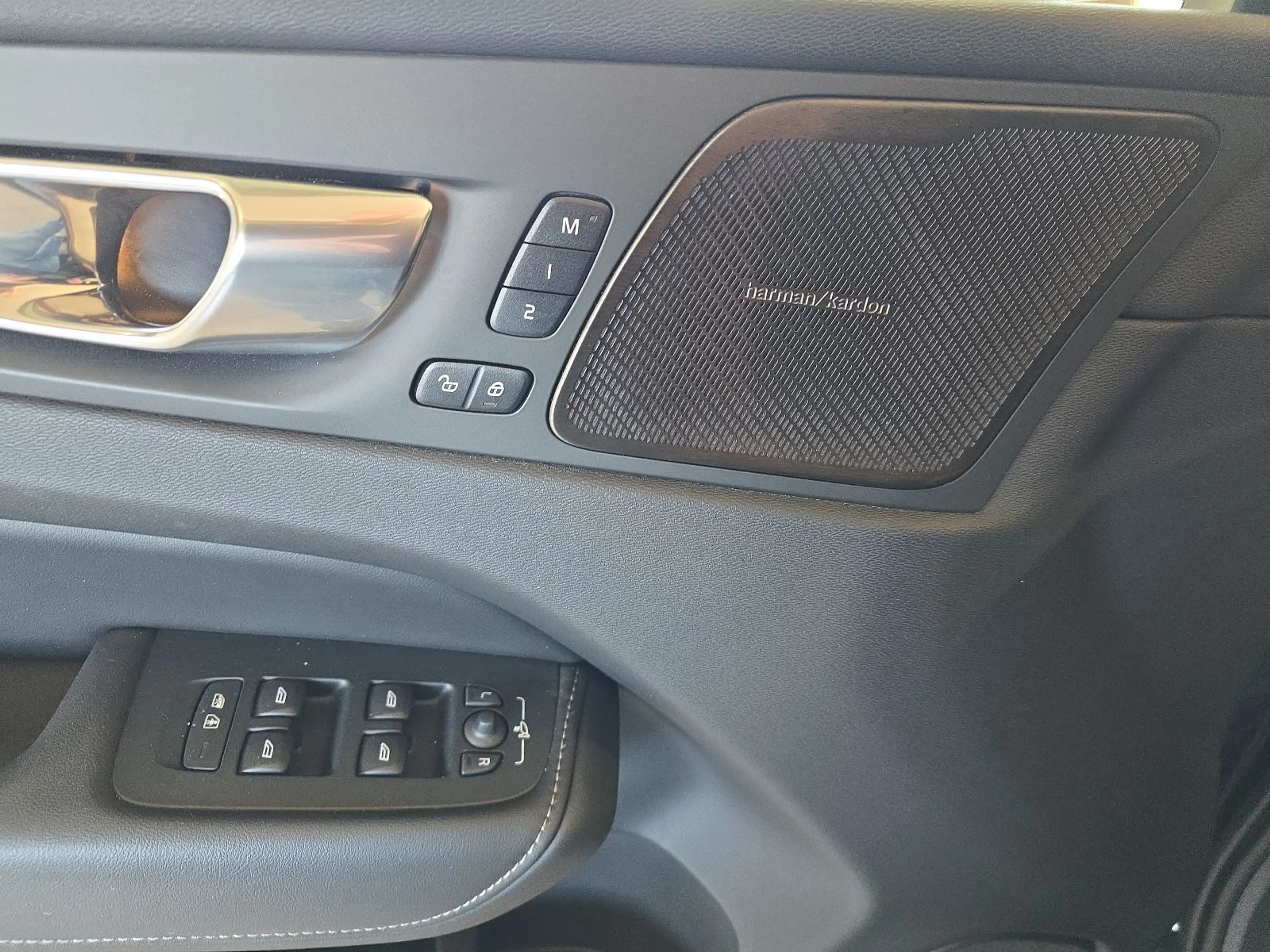 Volvo XC60 B5 Plus Black Edition AWD BLIS AHK Nappa — photo 18