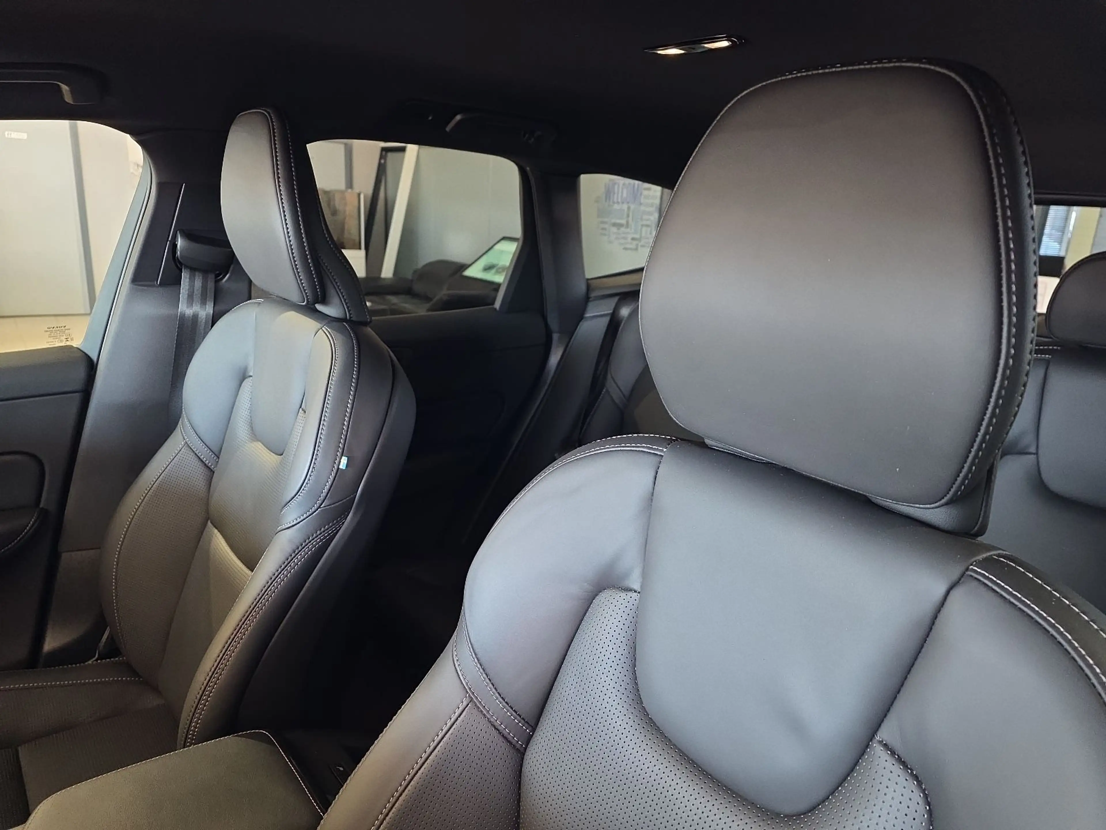 Volvo XC60 B5 Plus Black Edition AWD BLIS AHK Nappa — photo 20