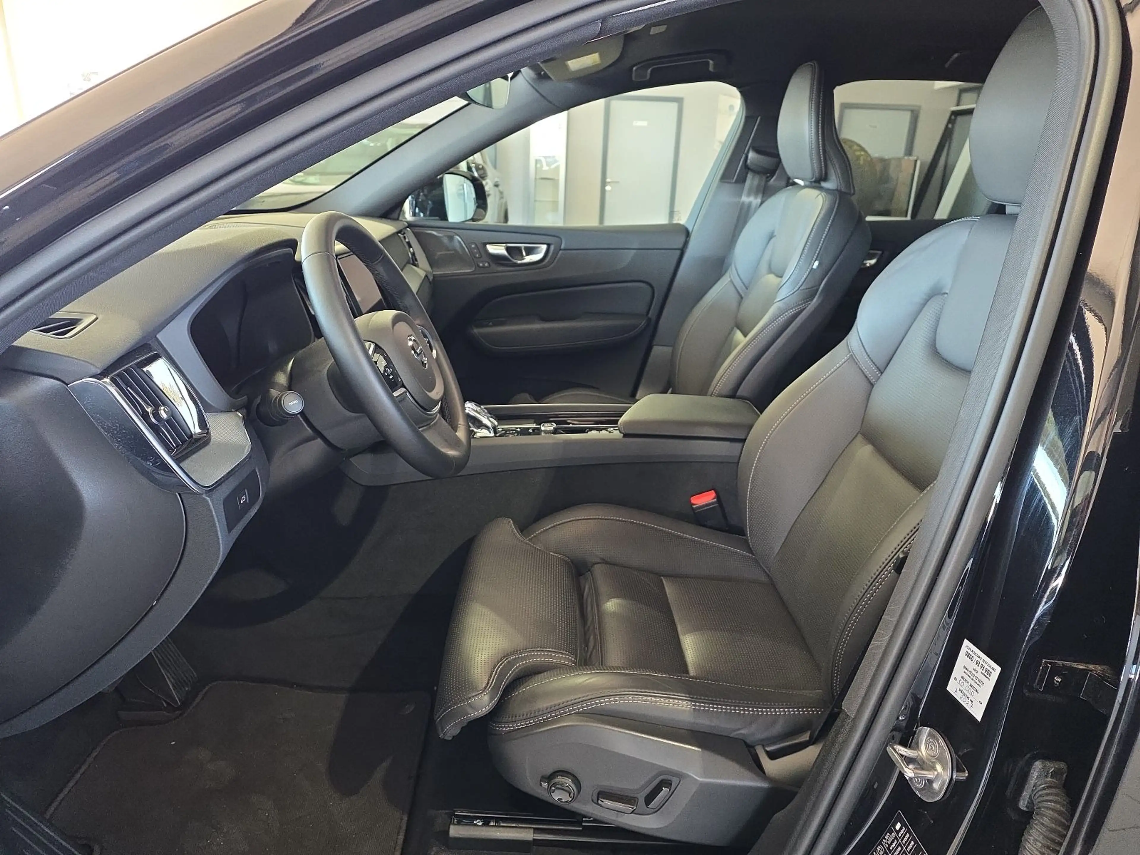 Volvo XC60 B5 Plus Black Edition AWD BLIS AHK Nappa — photo 21