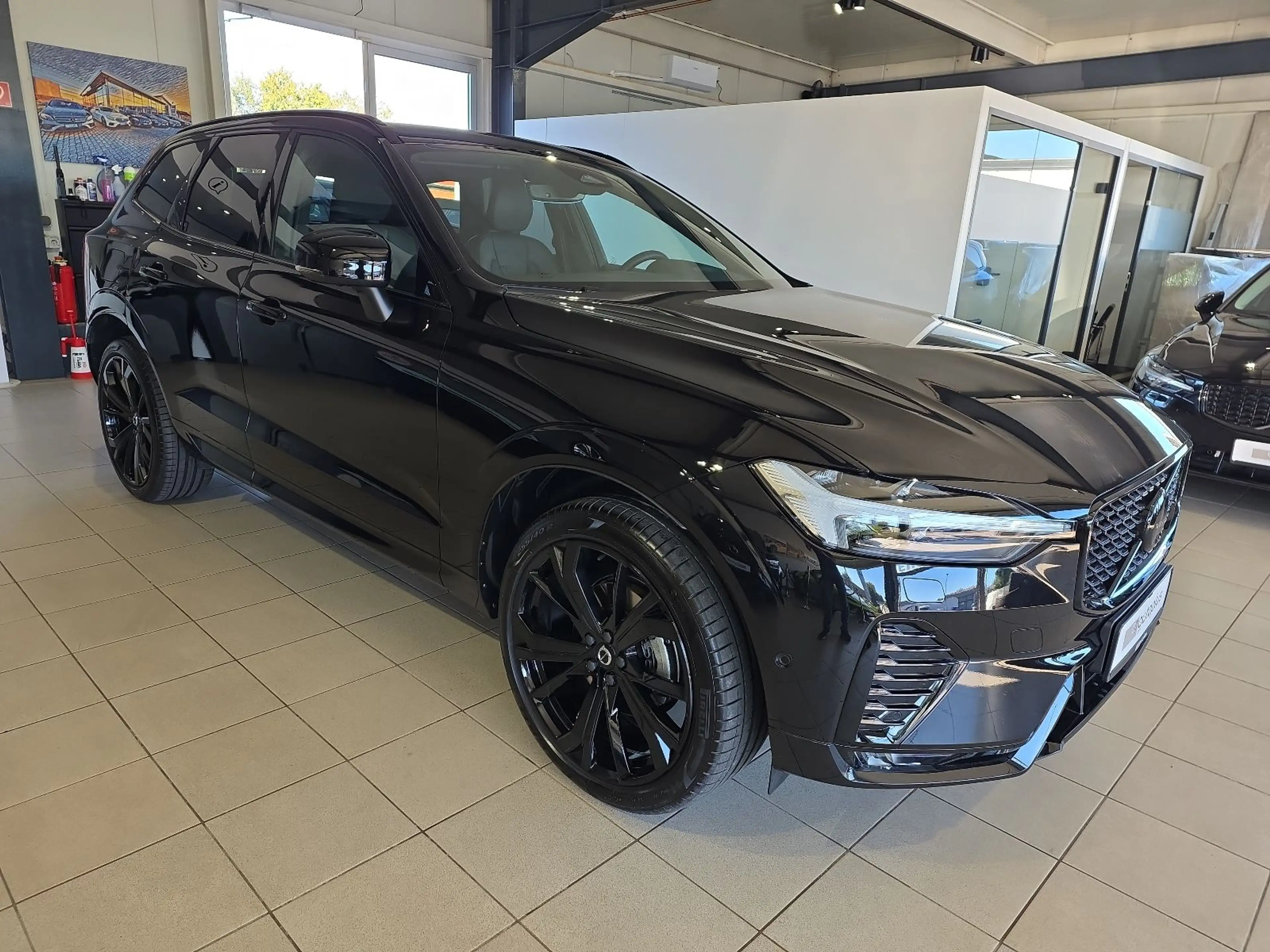 Volvo XC60 B5 Plus Black Edition AWD BLIS AHK Nappa — photo 5