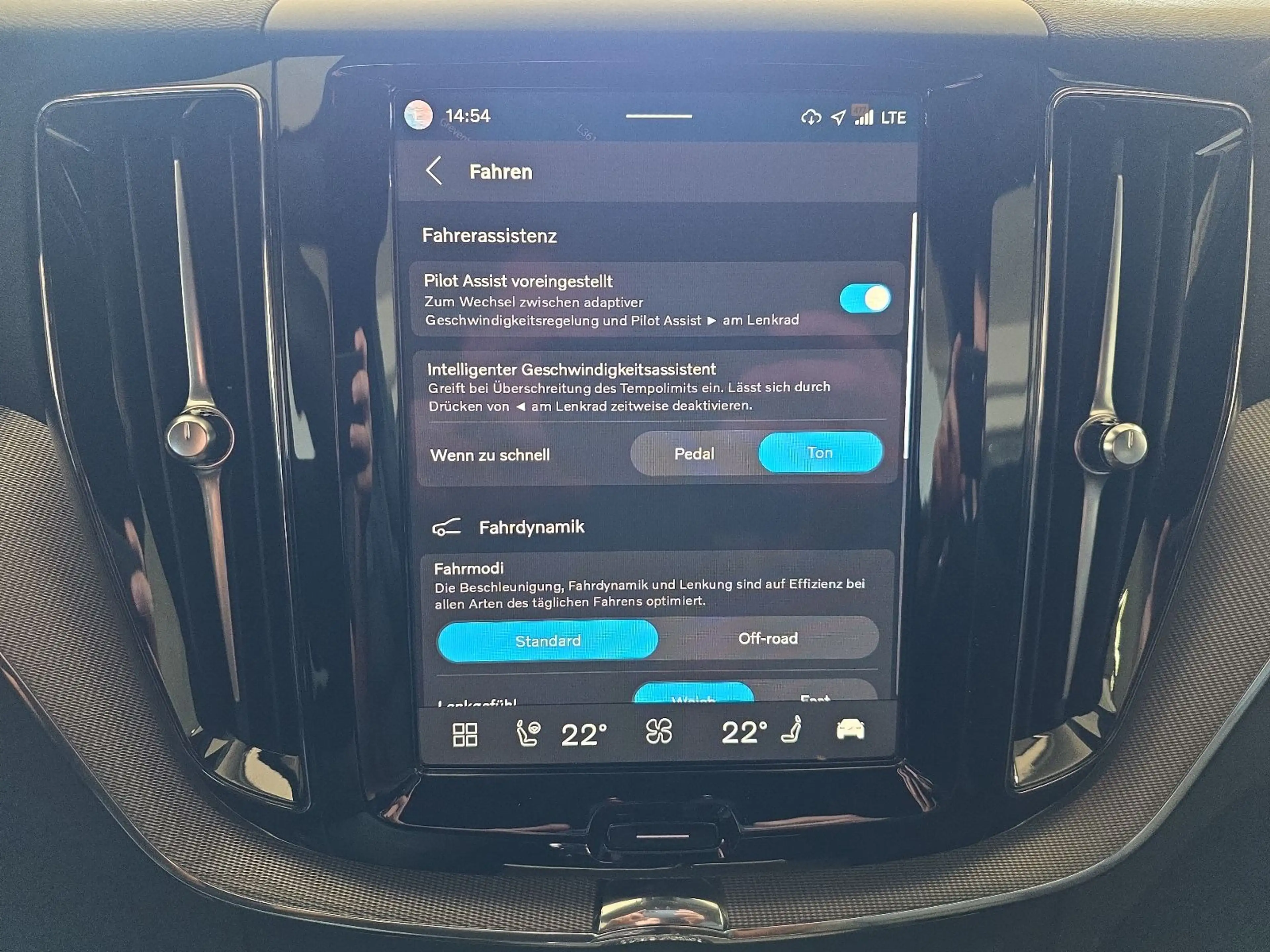 Volvo XC60 B5 Plus Black Edition AWD BLIS AHK Nappa — photo 30
