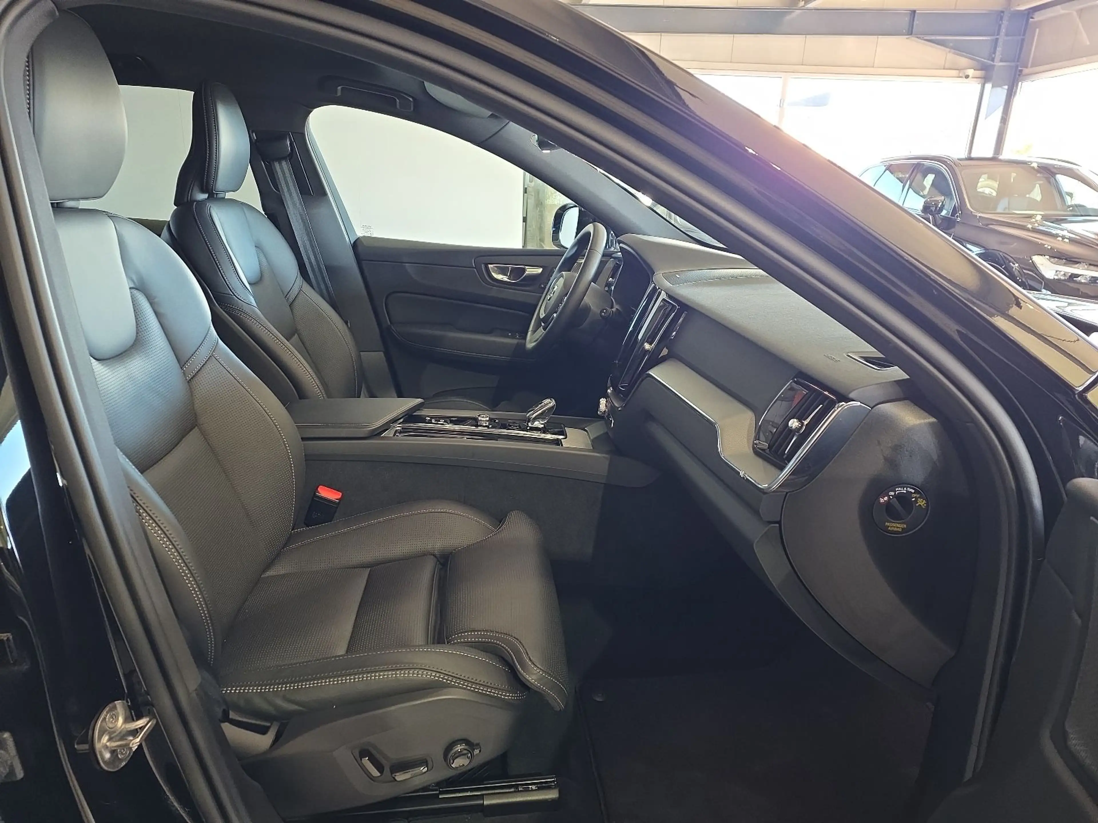 Volvo XC60 B5 Plus Black Edition AWD BLIS AHK Nappa — photo 11