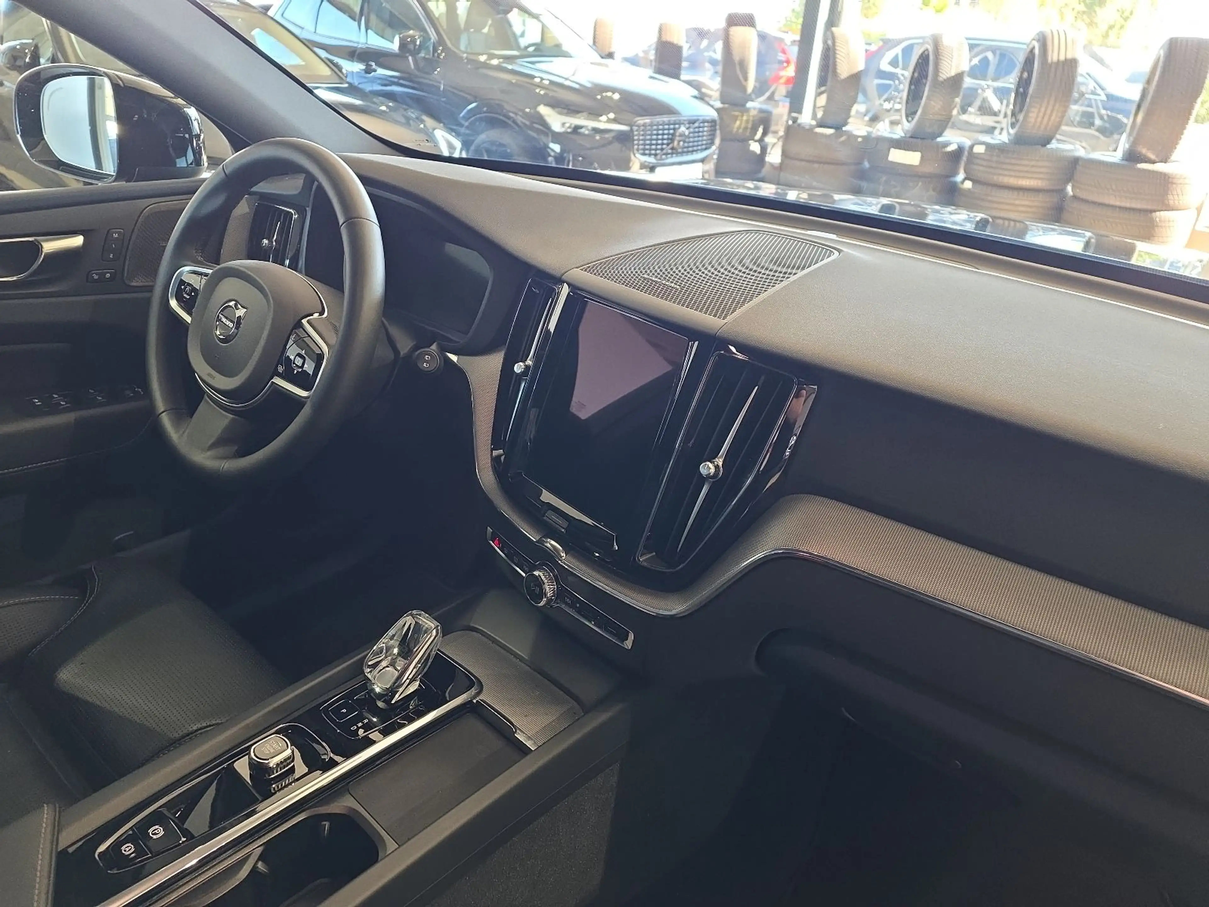 Volvo XC60 B5 Plus Black Edition AWD BLIS AHK Nappa — photo 12