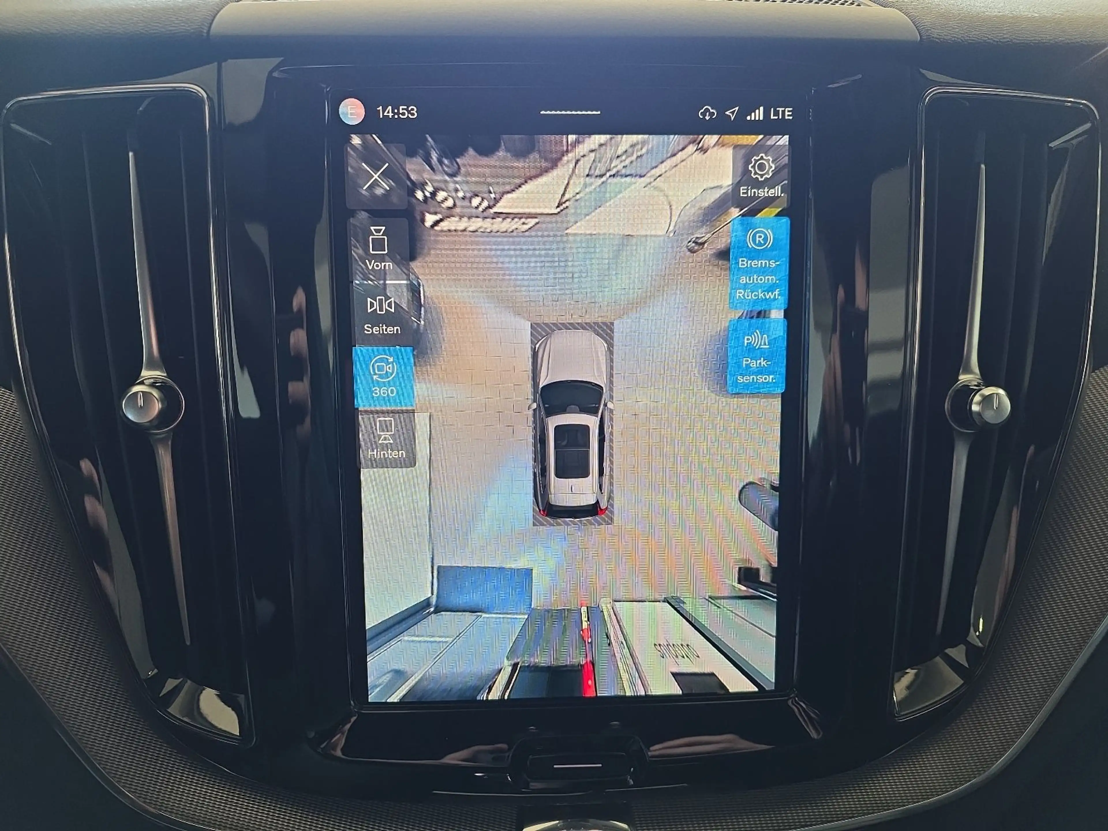Volvo XC60 B5 Plus Black Edition AWD BLIS AHK Nappa — photo 25