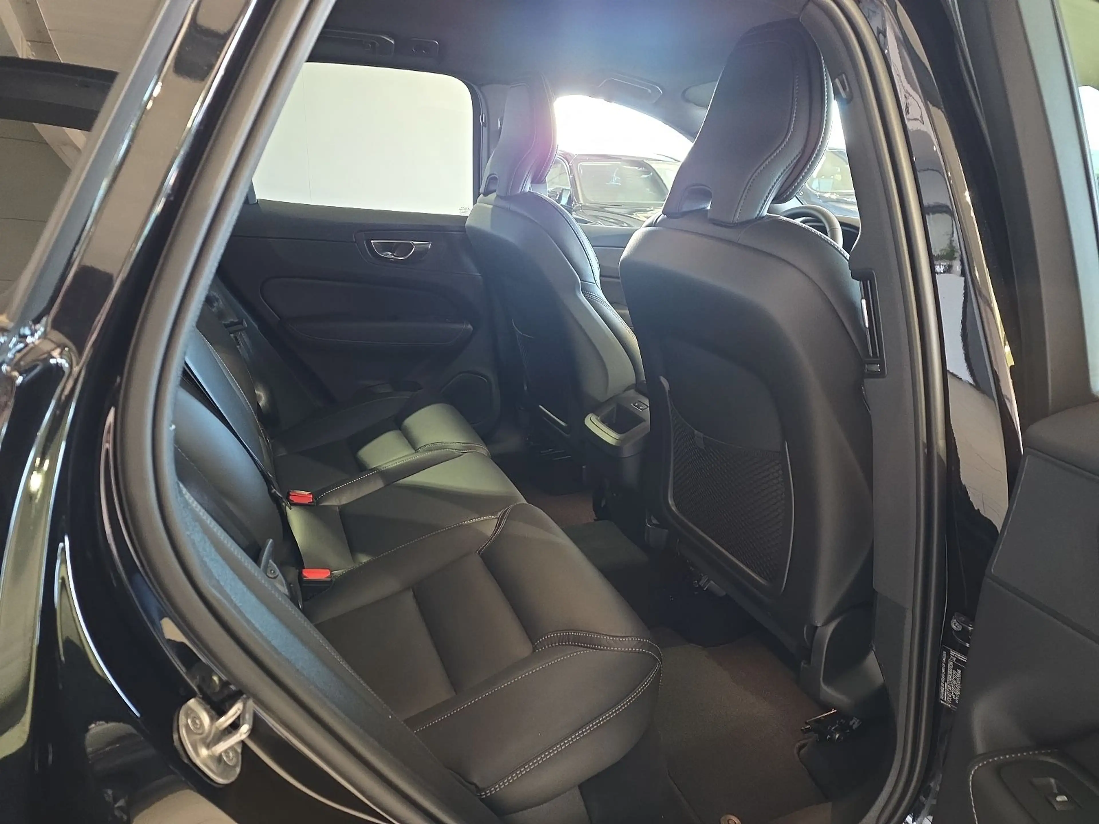 Volvo XC60 B5 Plus Black Edition AWD BLIS AHK Nappa — photo 13
