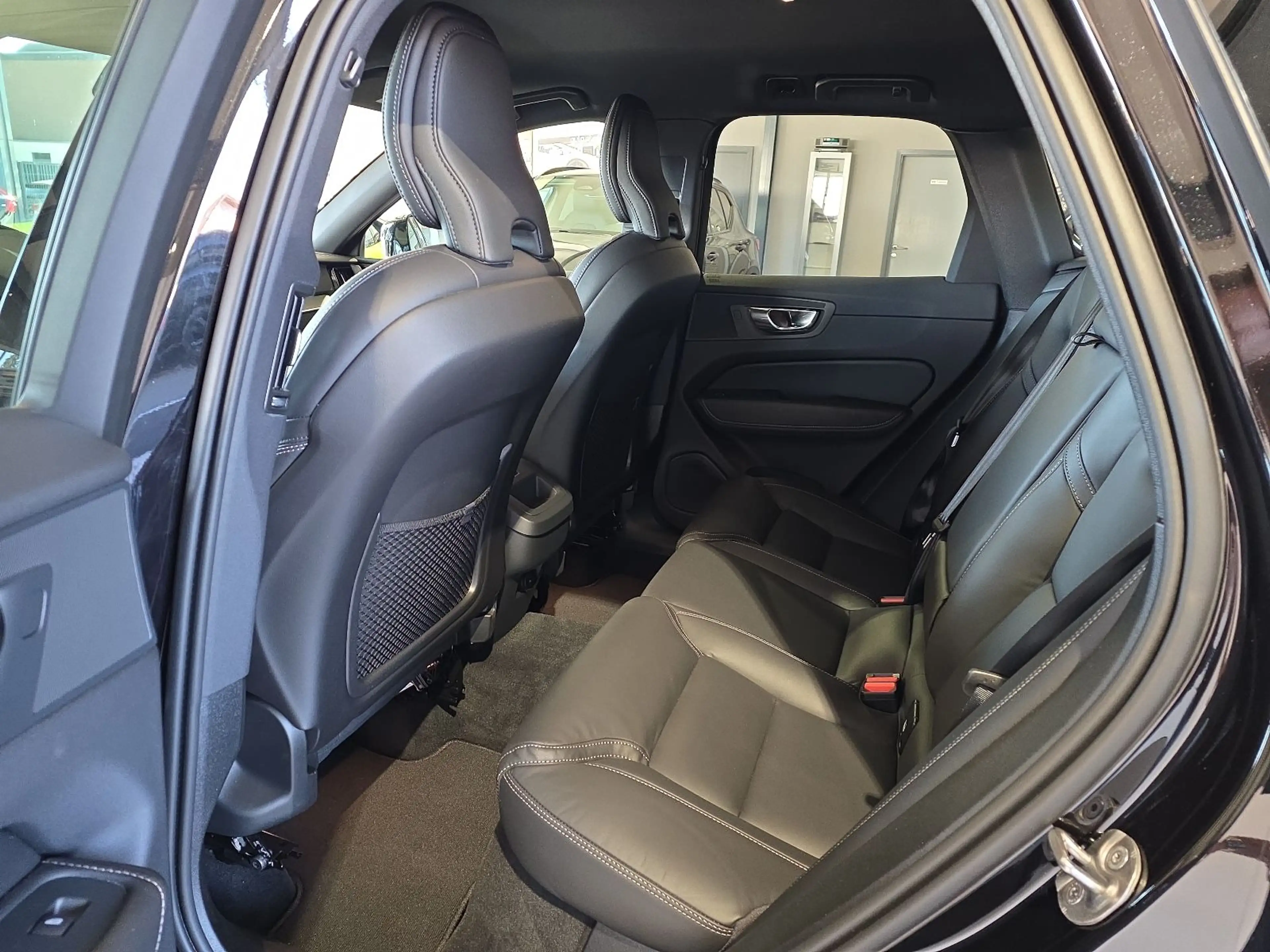 Volvo XC60 B5 Plus Black Edition AWD BLIS AHK Nappa — photo 17