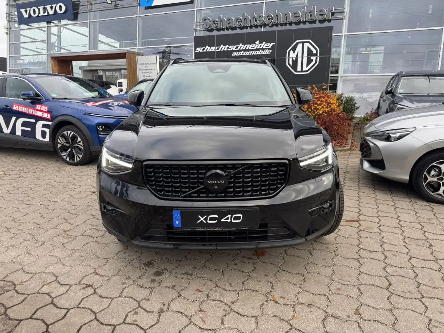 Volvo XC40 B3 B DKG Plus Black Edition Чёрный - 2