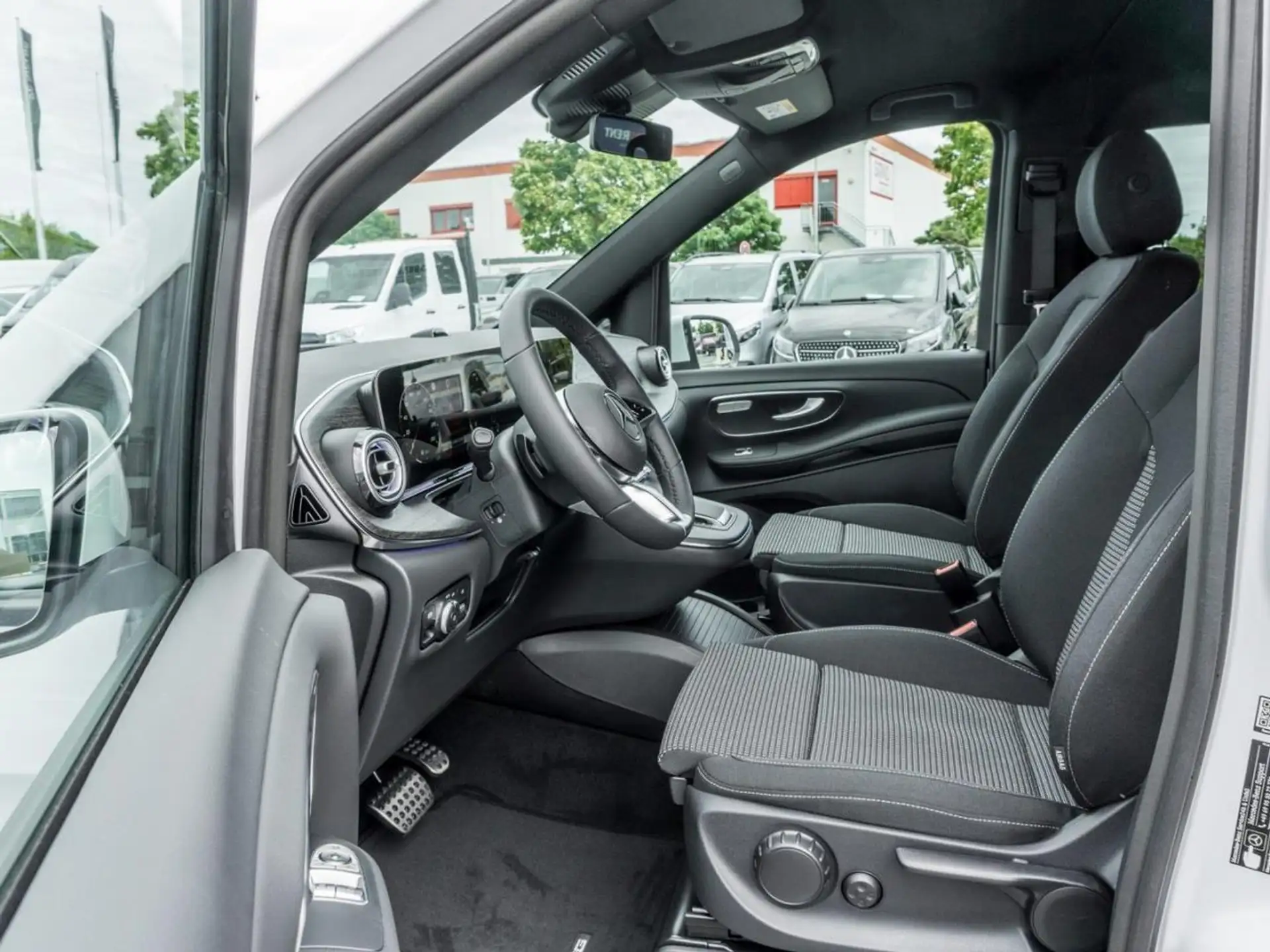 벤츠 Mercedes-Benz V 300 d STYLE Lang AMG Standhzg Distronic AHK 2026 흰색 사진 7