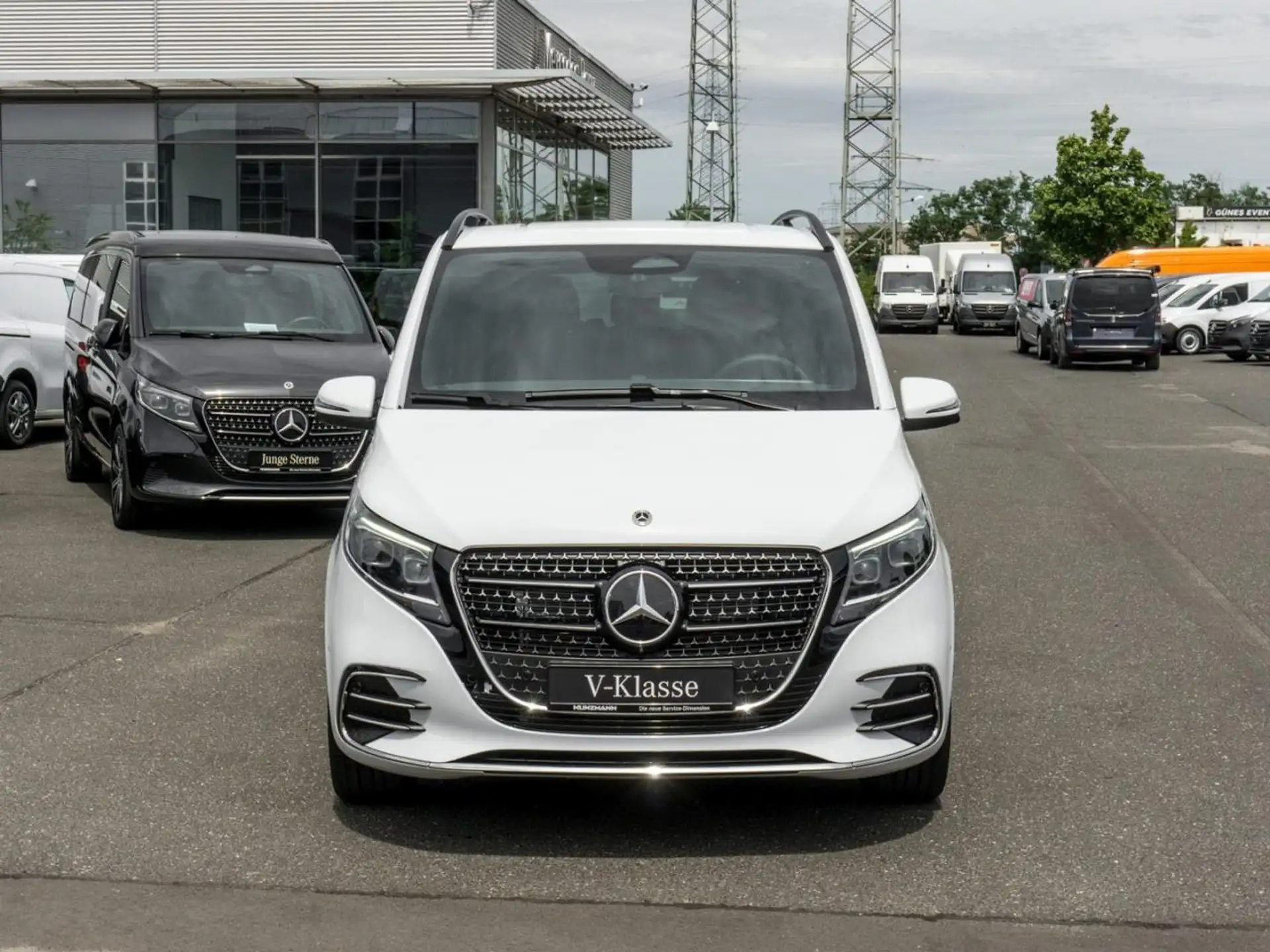 벤츠 Mercedes-Benz V 300 d STYLE Lang AMG Standhzg Distronic AHK 2026 흰색 사진 2