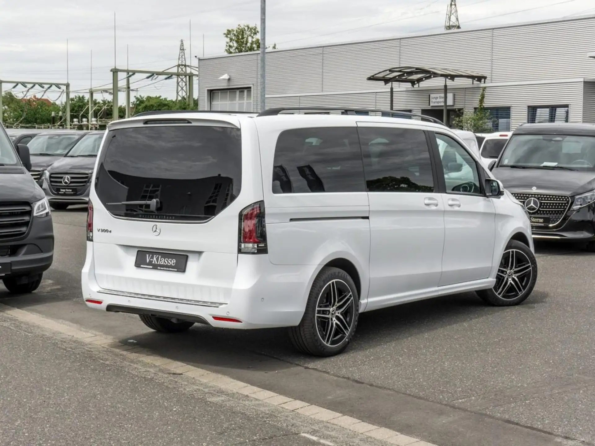 벤츠 Mercedes-Benz V 300 d STYLE Lang AMG Standhzg Distronic AHK 2026 흰색 사진 3