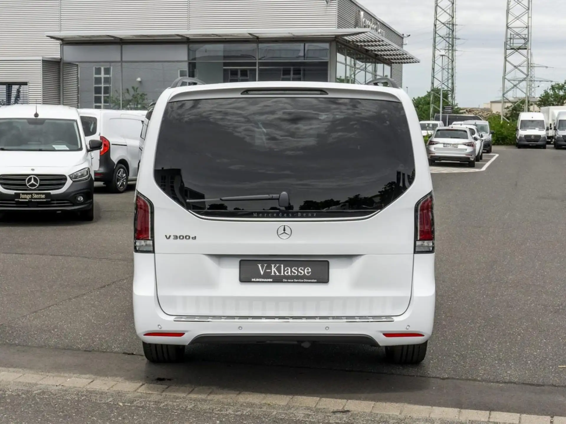 벤츠 Mercedes-Benz V 300 d STYLE Lang AMG Standhzg Distronic AHK 2026 흰색 사진 4