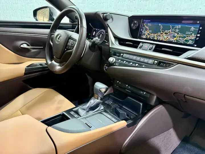 Lexus ES300 2021, foto 11