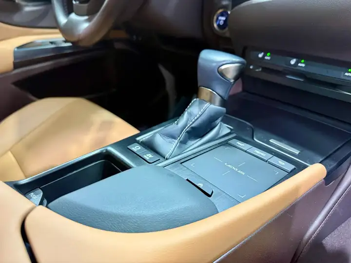 Lexus ES300 2021, foto 44