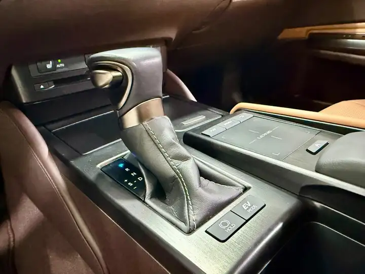 Lexus ES300 2021, foto 28