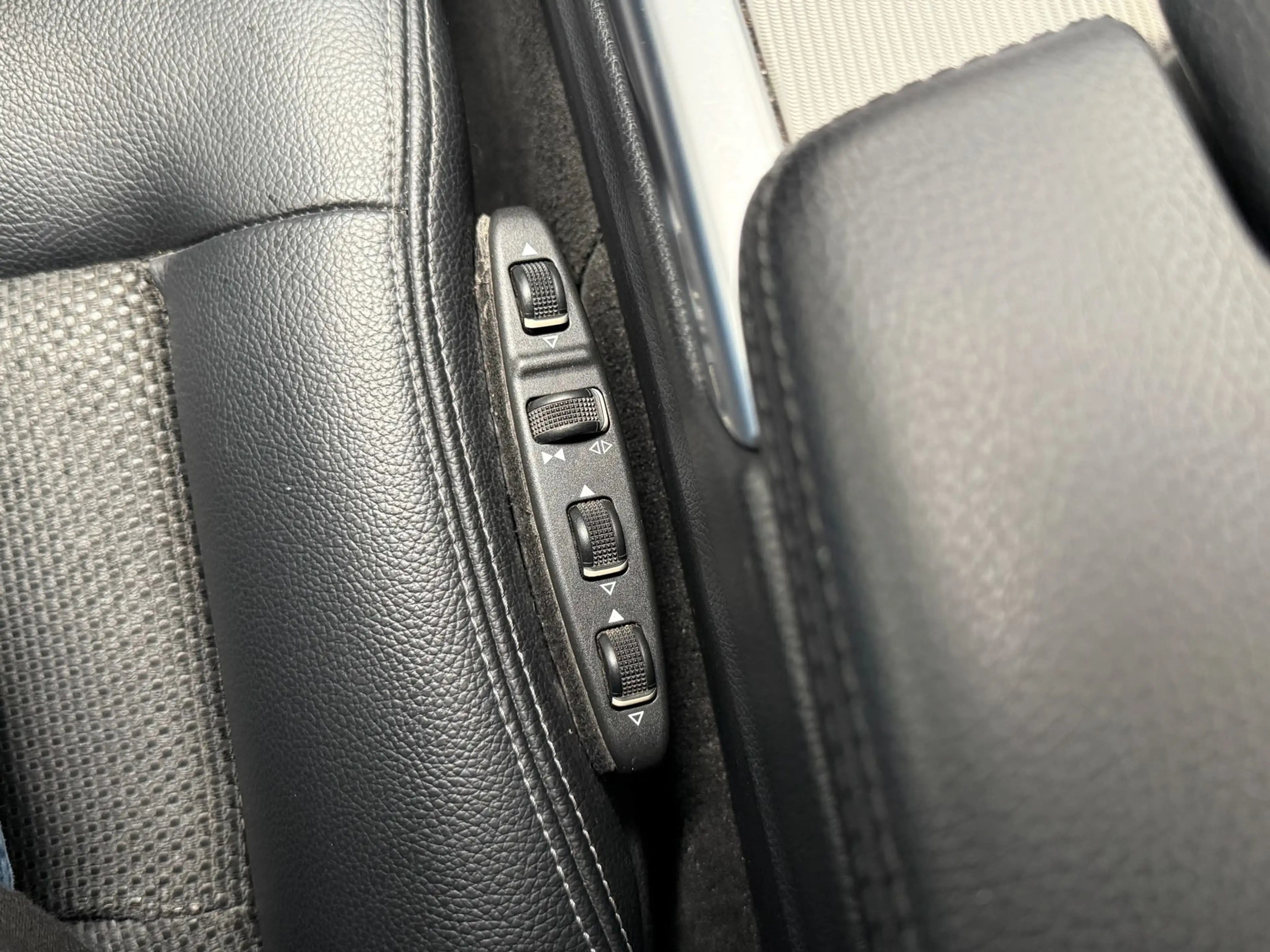 Mercedes-Benz E 250 Ambition Avantgarde 211 PK — photo 14
