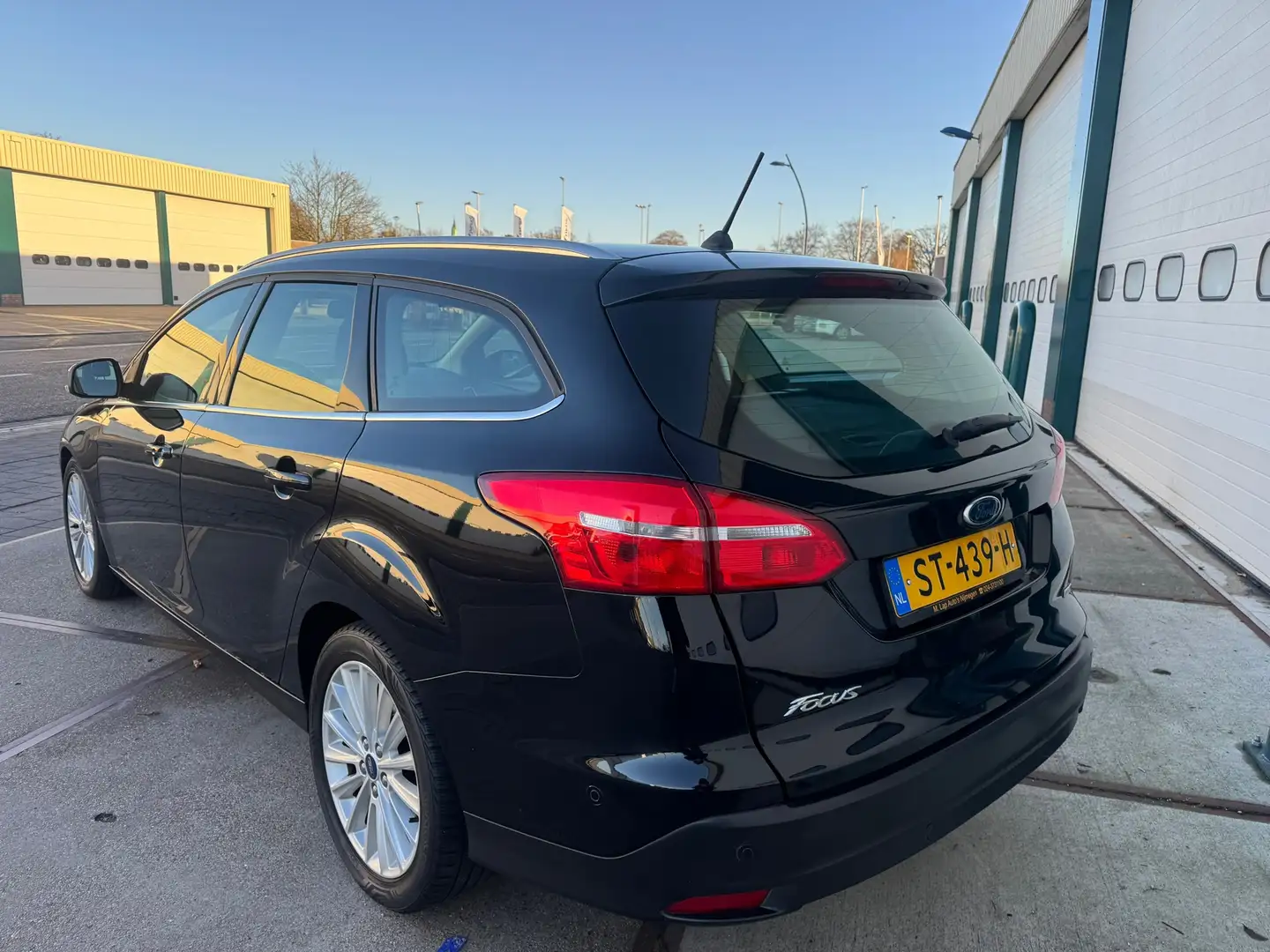 Ford Focus Wagon 1.0 Titanium Zwart - 2
