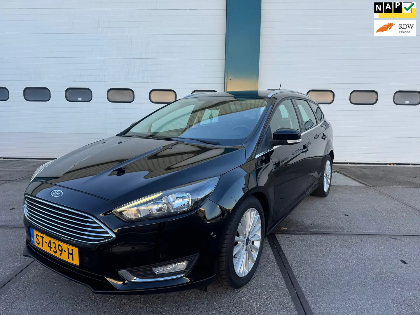 Ford Focus Wagon 1.0 Titanium Zwart - 1