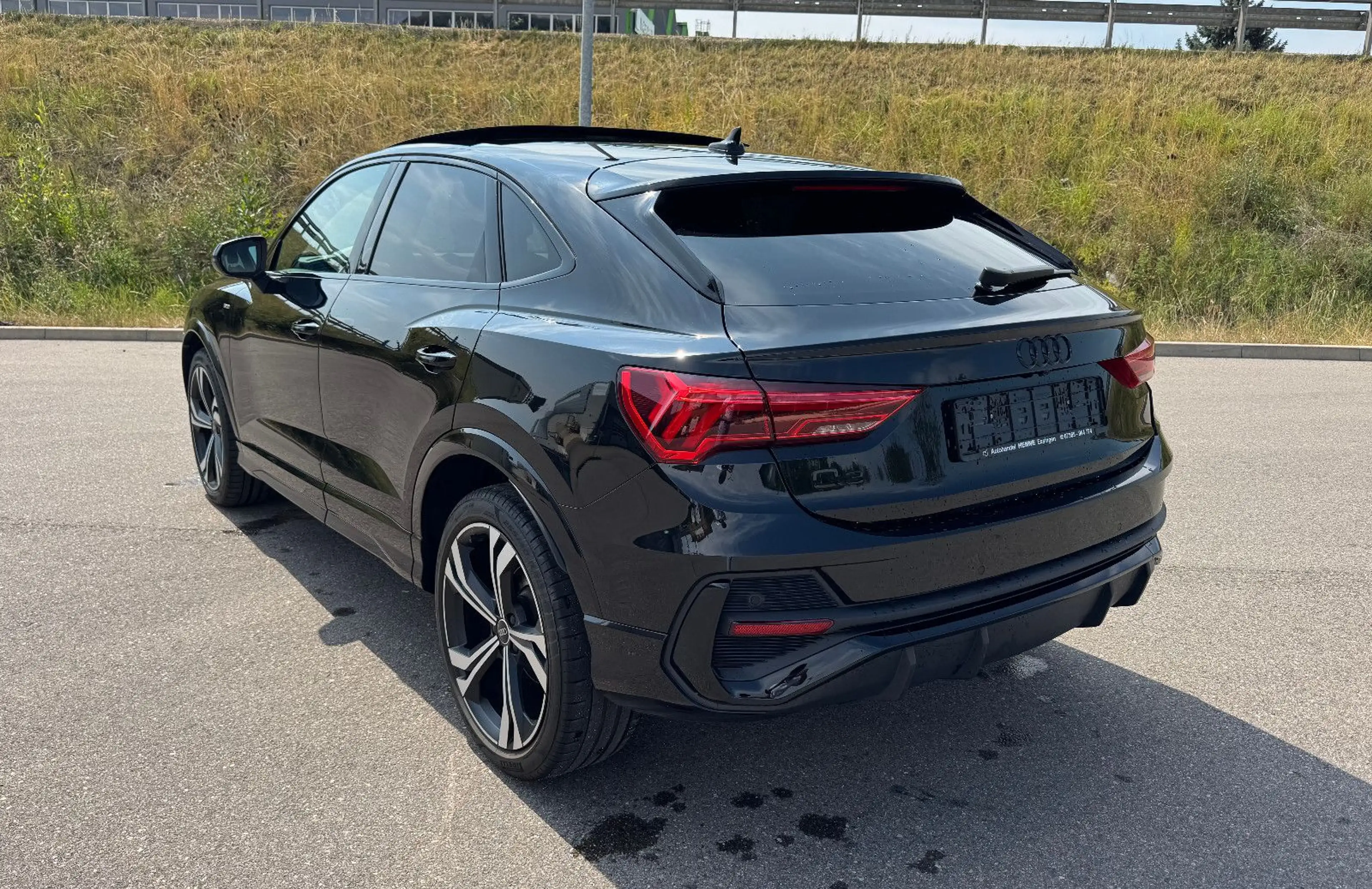 Audi Q3 SB 35 TFSI S line Black Mtrx Pan Nav ACC 20" — photo 4