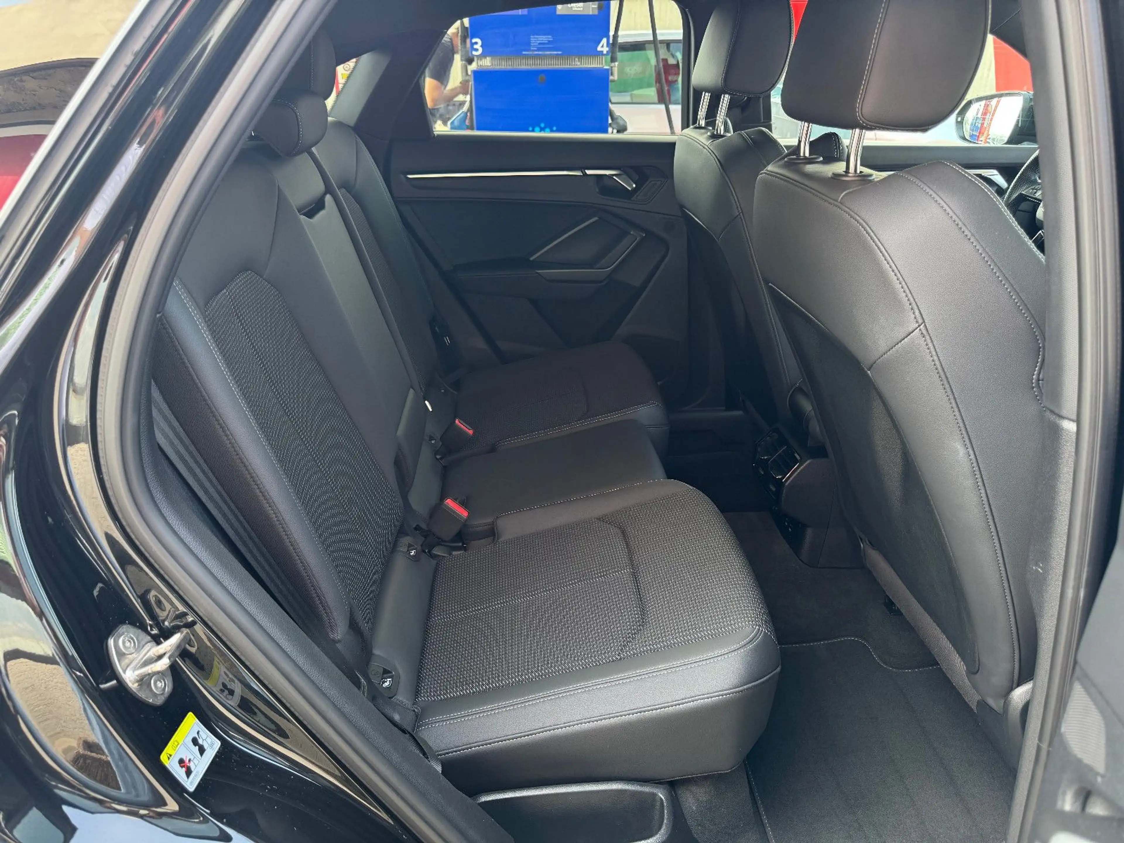 Audi Q3 SB 35 TFSI S line Black Mtrx Pan Nav ACC 20" — photo 7
