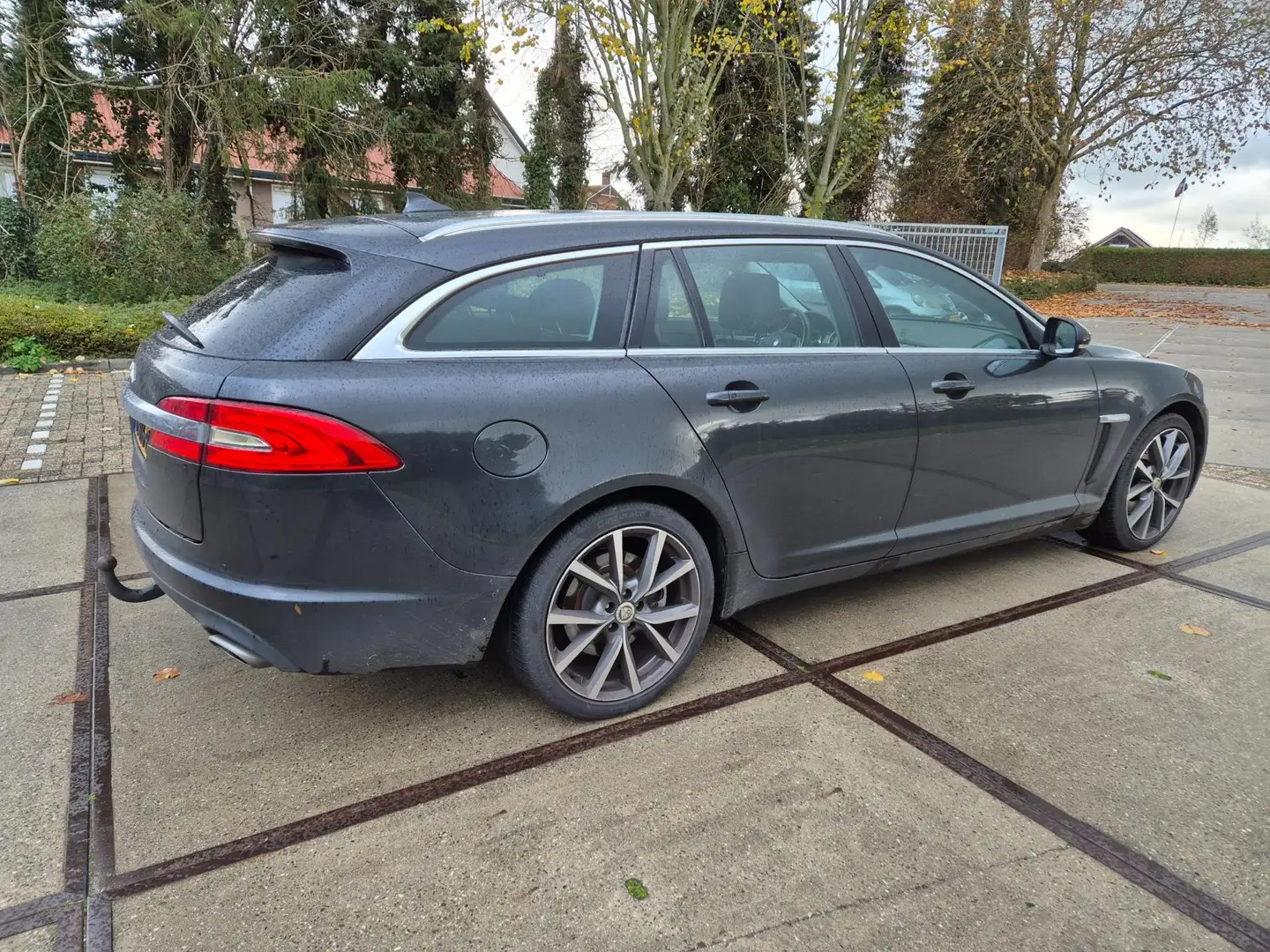 Jaguar XF Sportbrake 2.2D - Leder - Navi - Xenon - Keyless - Gris - 2