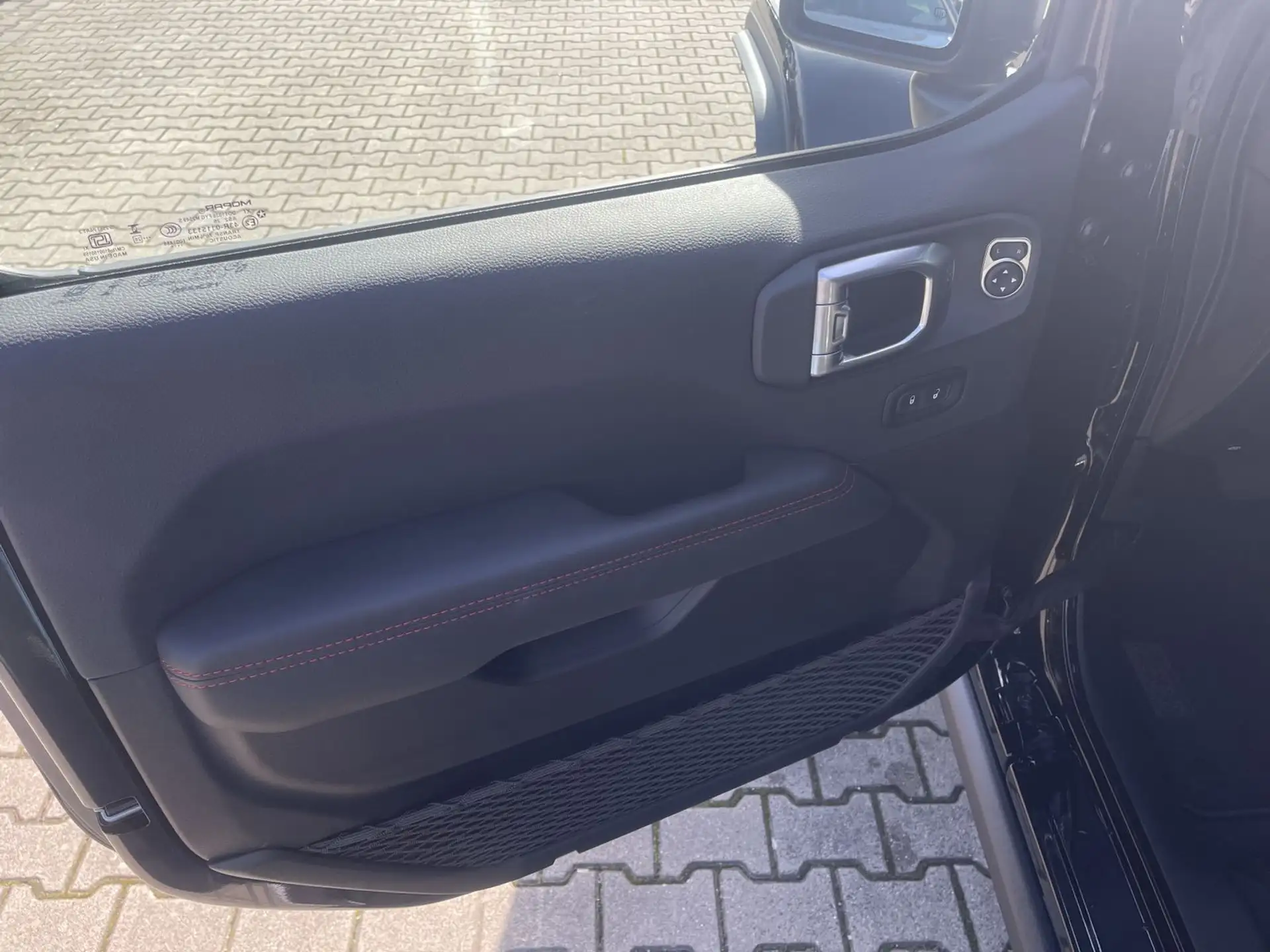 지프 Jeep Wrangler 2.0l T-GDI 2026 검정 사진 8