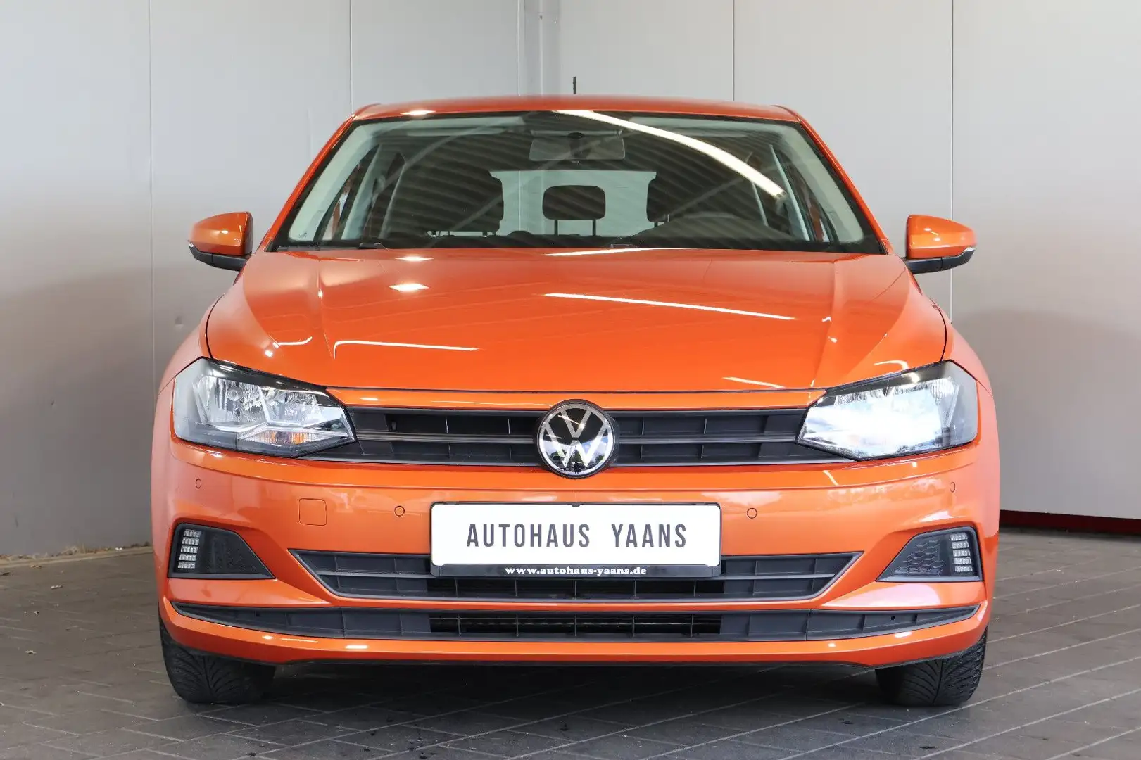 Volkswagen Polo VI 1.0 MPI FRONT+PDC+TEMP.+ALLWETTER Orange - 2