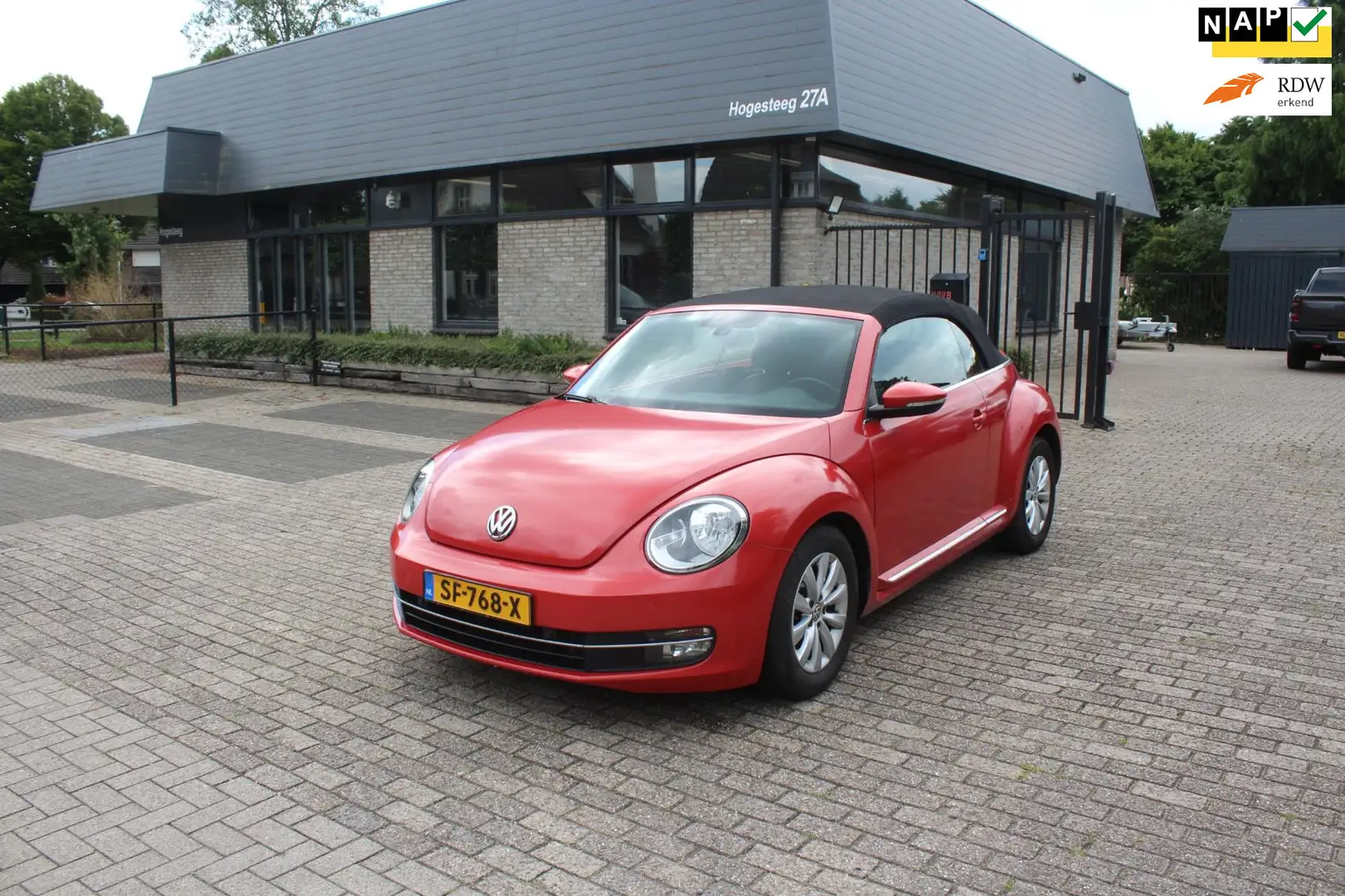 Volkswagen Beetle Cabriolet 1.6 TDI Design Rood - 1