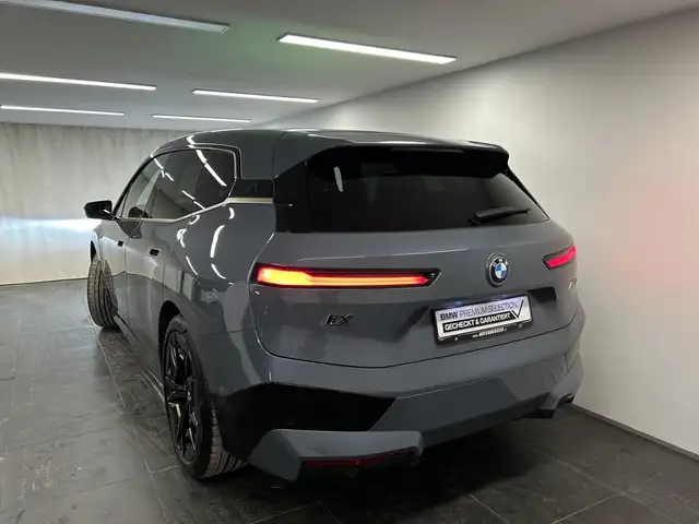 BMW Ix view 9