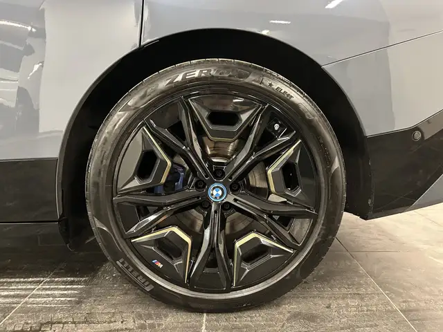 BMW Ix view 6