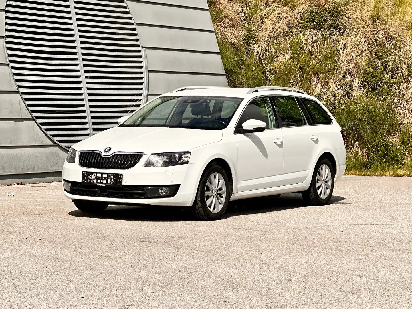 Skoda Octavia 2.0 TDI Ambition / Xenon / Sitzheizg. / Navi / PDC Weiß - 2