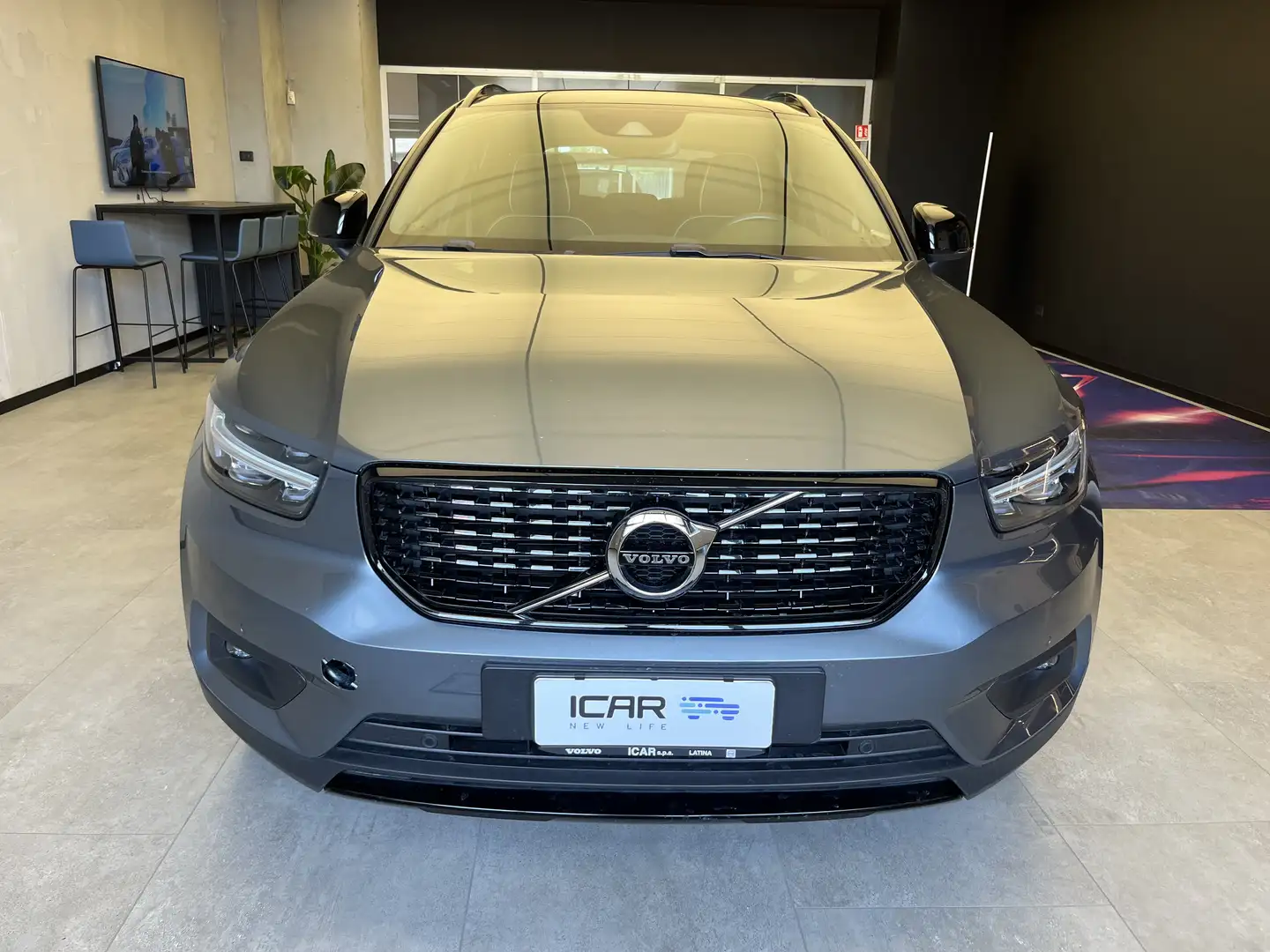 Volvo XC40 2.0 D4 R-Design Gris - 2
